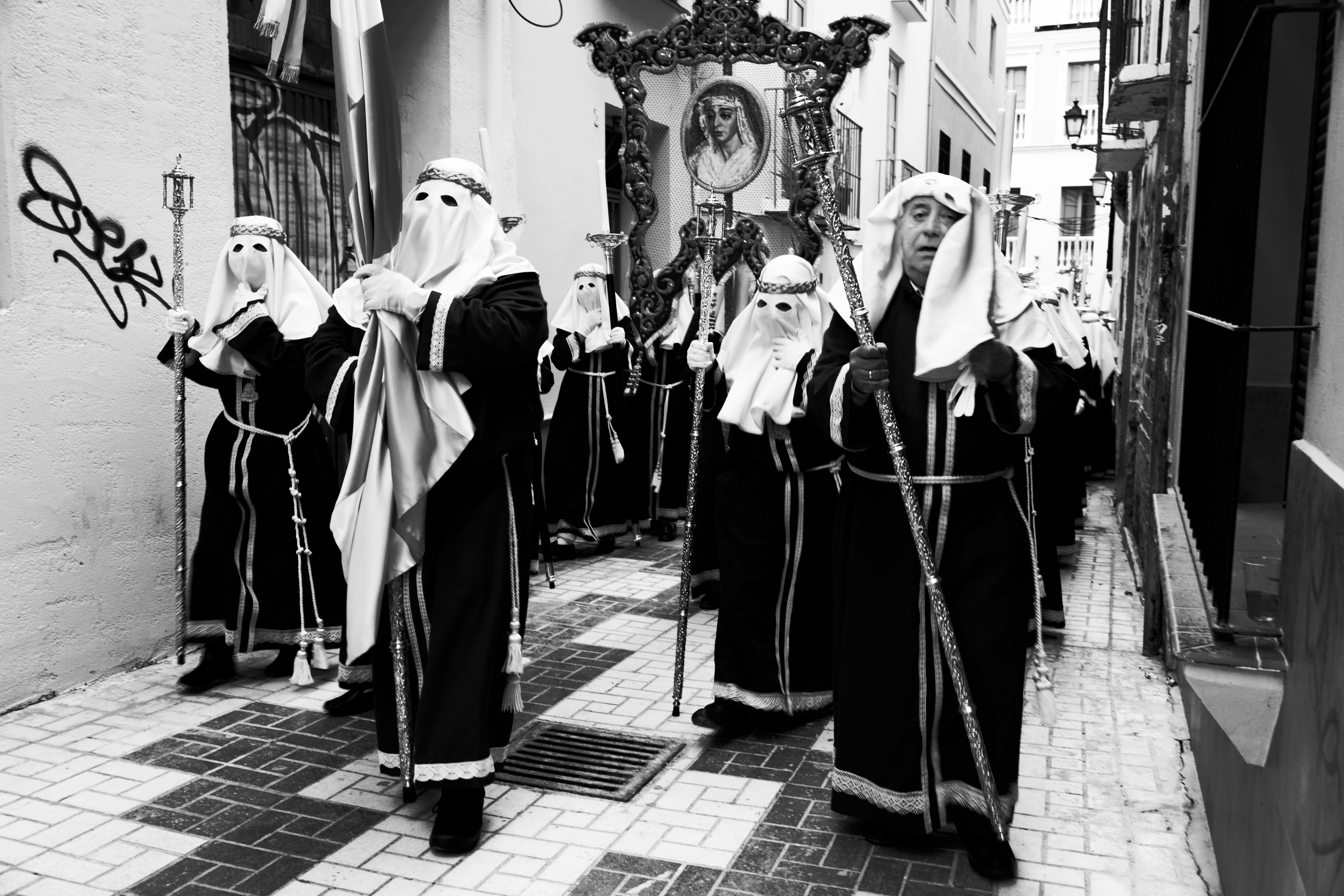 penitente, fashion, creencia, standing, female likeness, built structure, spain, building exterior, procesión, monocromático, full length, men, fista religiosa, HD Wallpaper