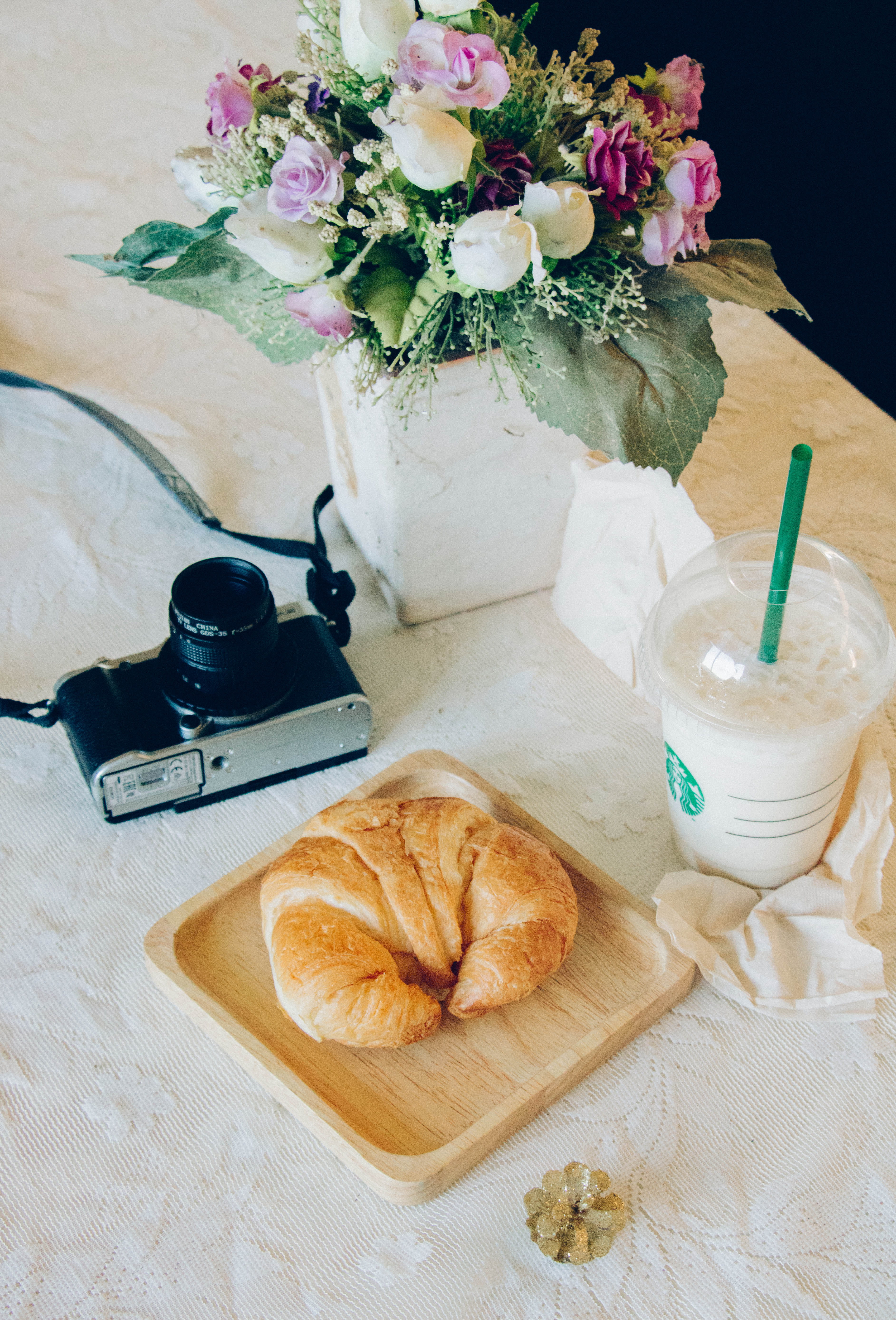 table, freshness, indoors, ready-to-eat, breakfast, baked, food, container, bread, drink, coffee, flower, glass, ubon ratchathani, starbuck, coffee - drink, Phone HD Wallpaper