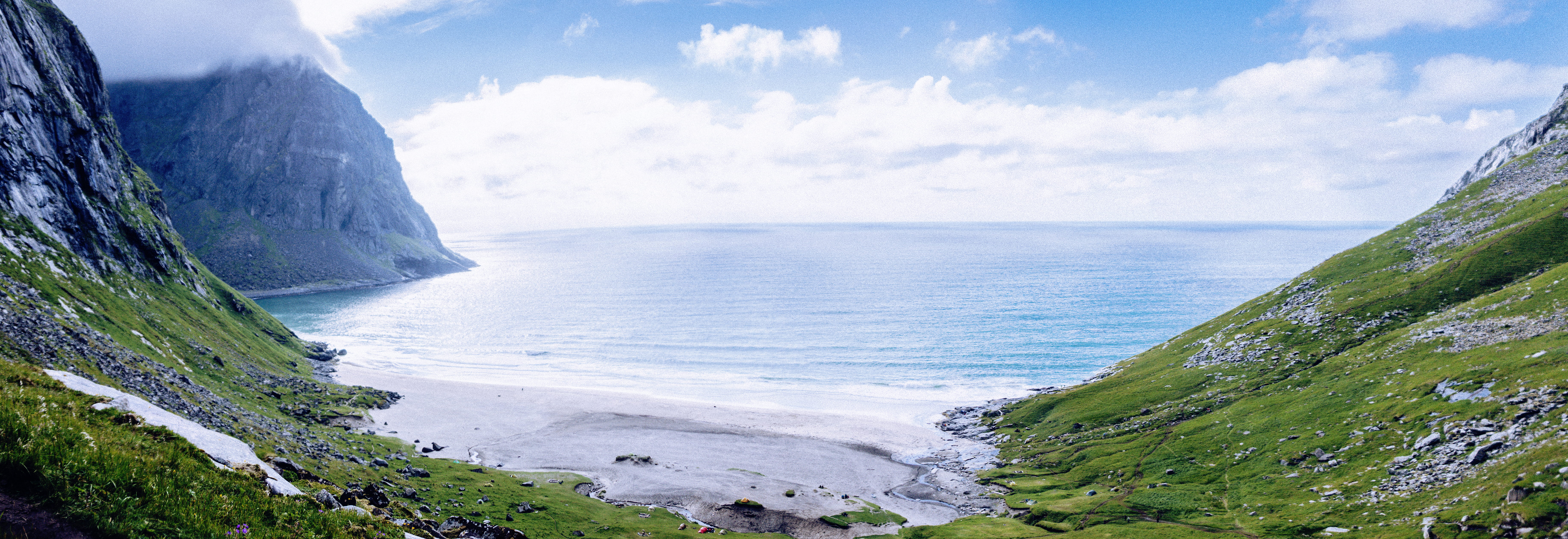 5K, norge, clouds, tranquility, ocean, travel destinations, outdoors, hiking, lofoten, kvalvika beach, waves, tranquil scene, beach, sky, water, panoramic, HD Wallpaper