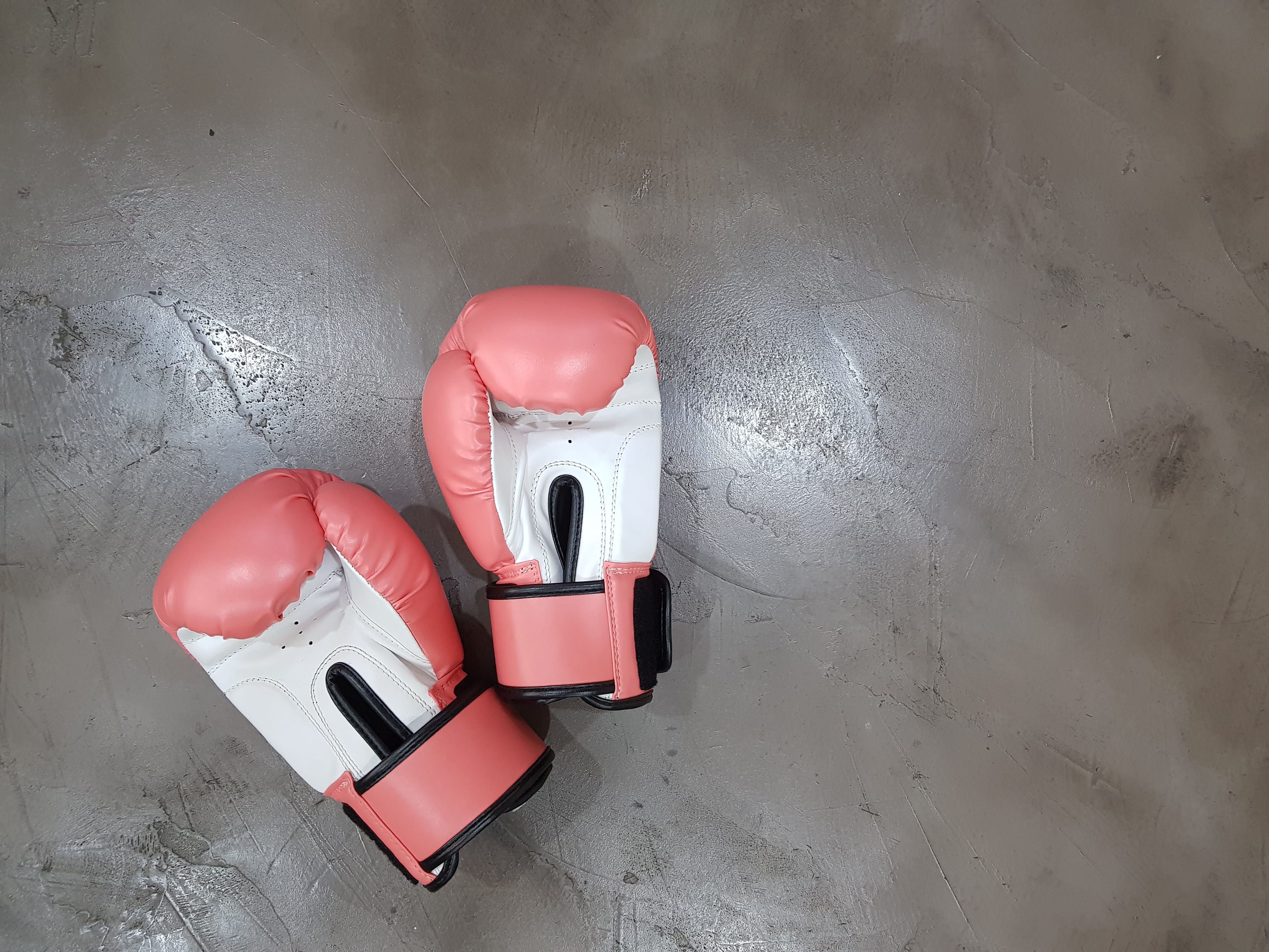 glove, girl power, concrete, wall - building feature, day, still life, change, equipment, fit, gloves, abandoned, pair, indoors, floor, no people, boxing, HD Wallpaper