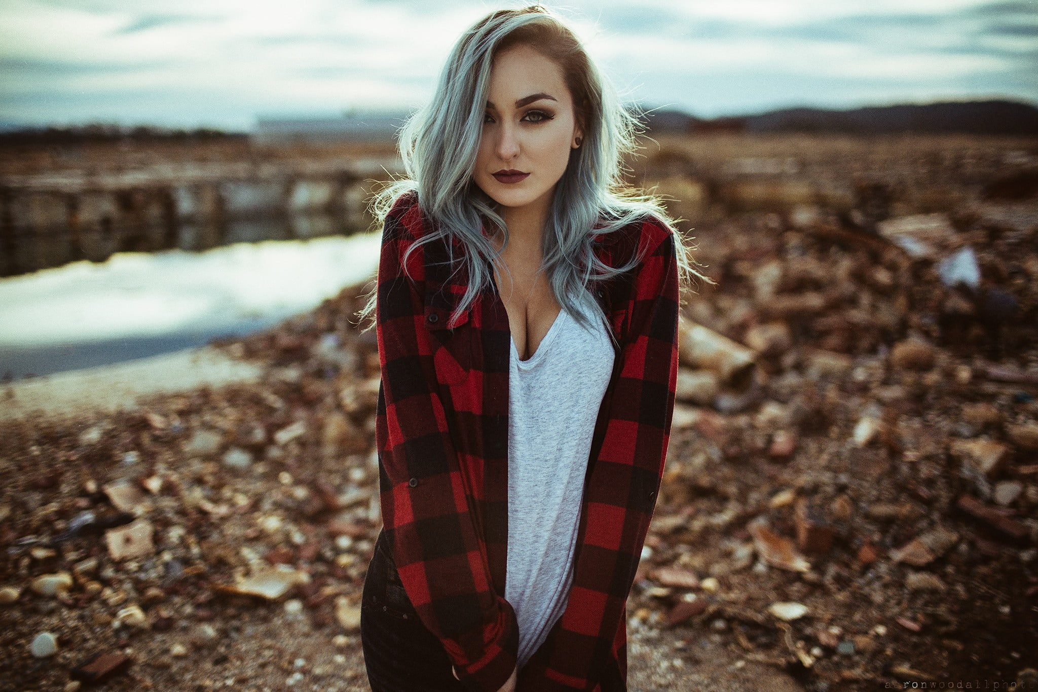focus on foreground, pants, Aaron Woodall, hair, beauty, dyed hair, outdoors, model, looking at camera, tugging clothes, beautiful woman, hairstyle, women, HD Wallpaper