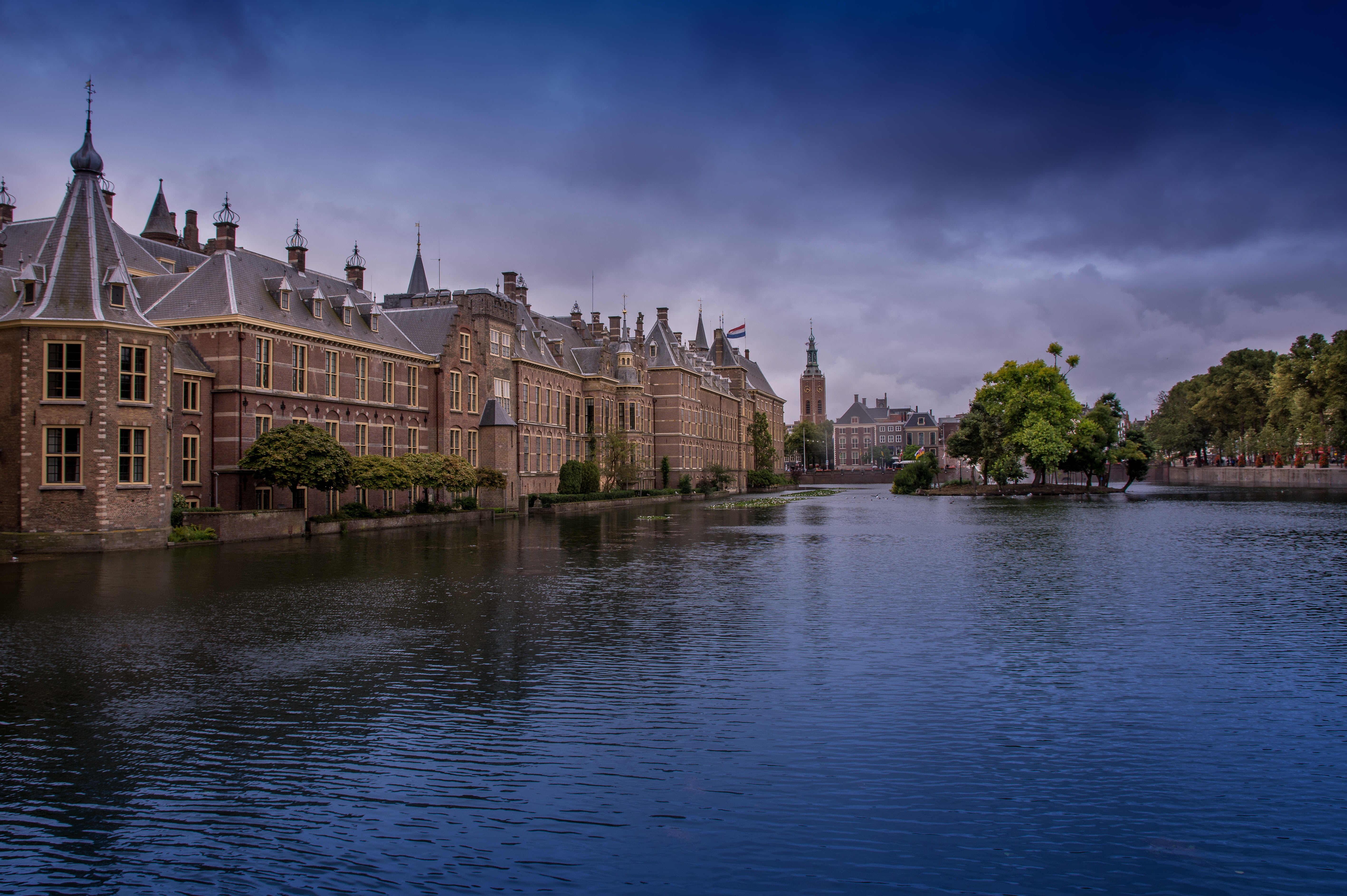 building, 5K, cloud - sky, government, no people, near, travel destinations, waterfront, sky, architecture, body, binnenhof, building exterior, reflection, HD Wallpaper