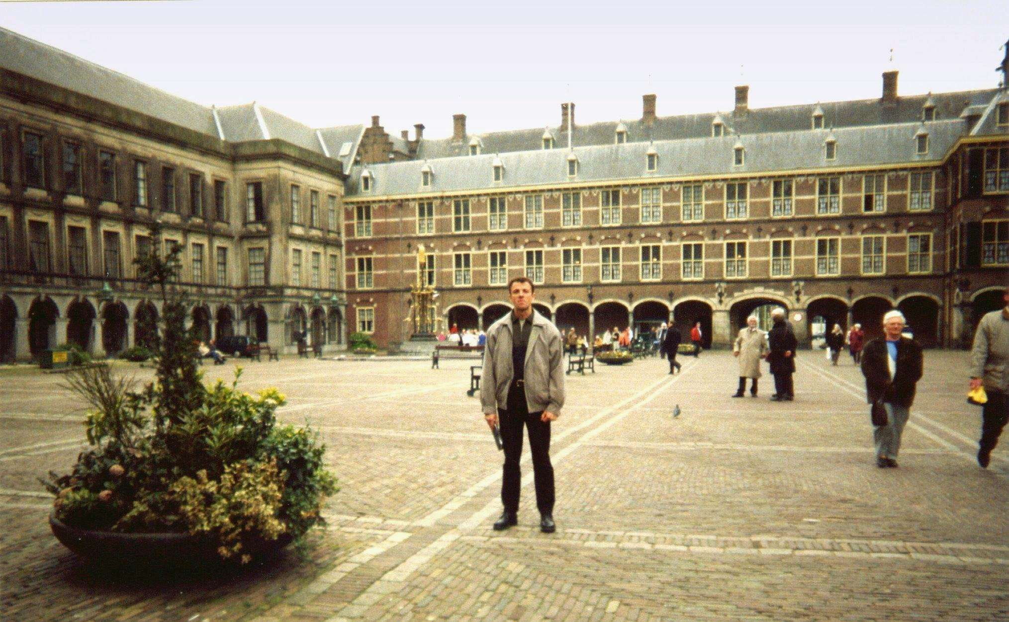 walking, men, real people, building exterior, full length, built structure, binnenhof, den haag, netherlands, building, crowd, nederland, history, city, HD Wallpaper