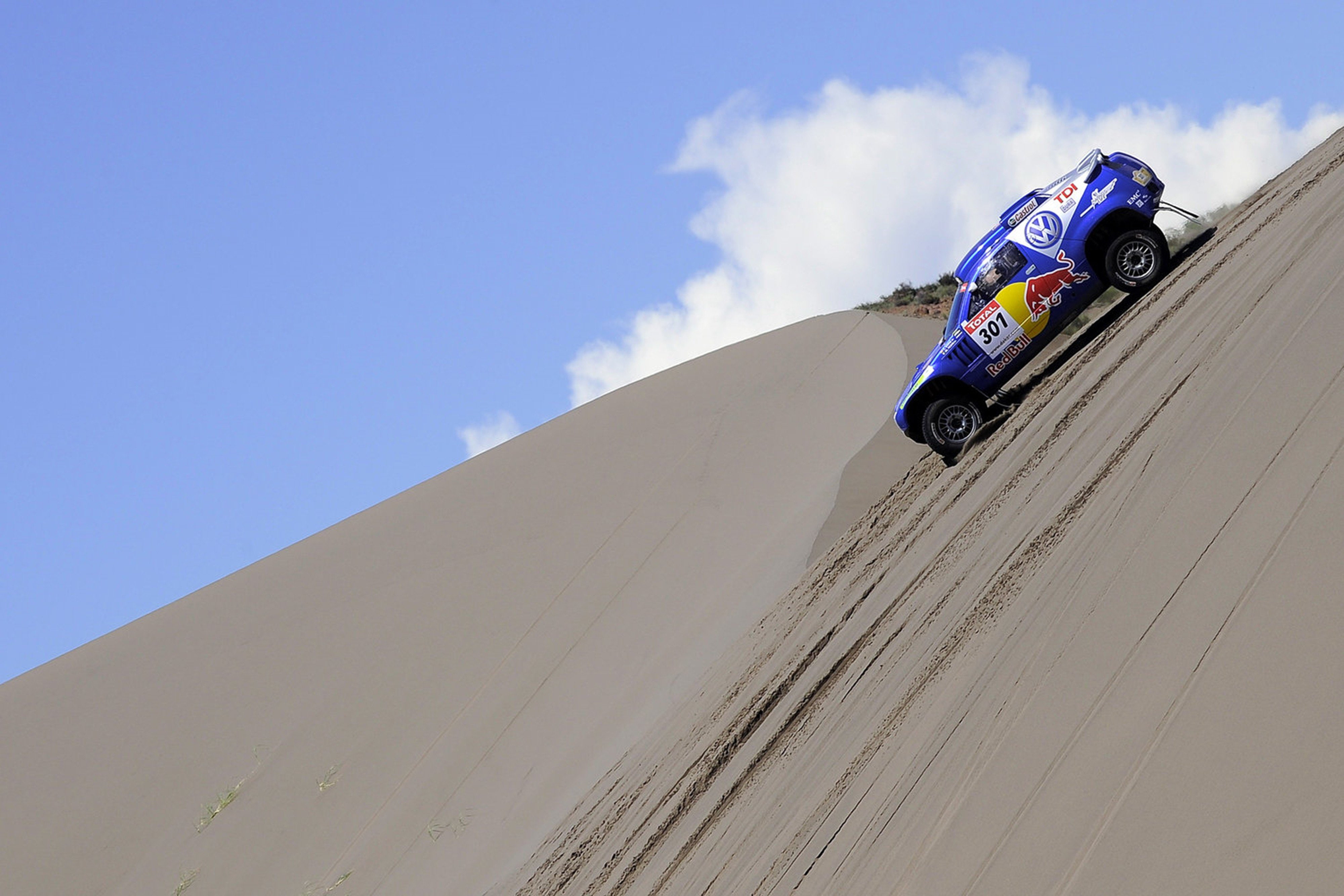 volkswagen, 4000x2667, carlos sainz, dakar, racing, red bull, desert, race, sand, 4K, car, touareg, rally, HD Wallpaper