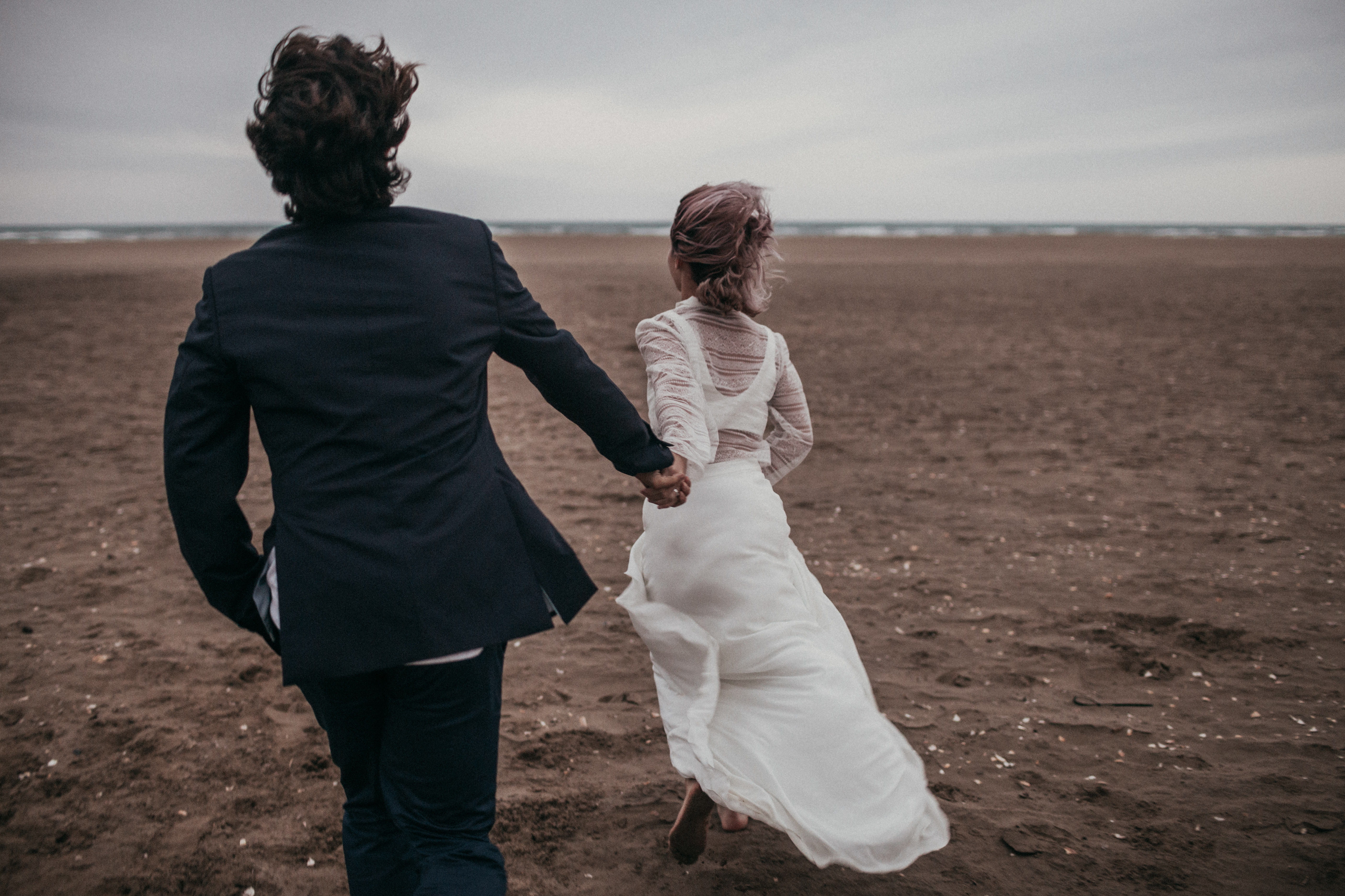 woman, wedding, vent, women, people, wind, bride, vibe, holding, togetherness, full length, beach, groom, real people, run, marriage, positive emotion, HD Wallpaper