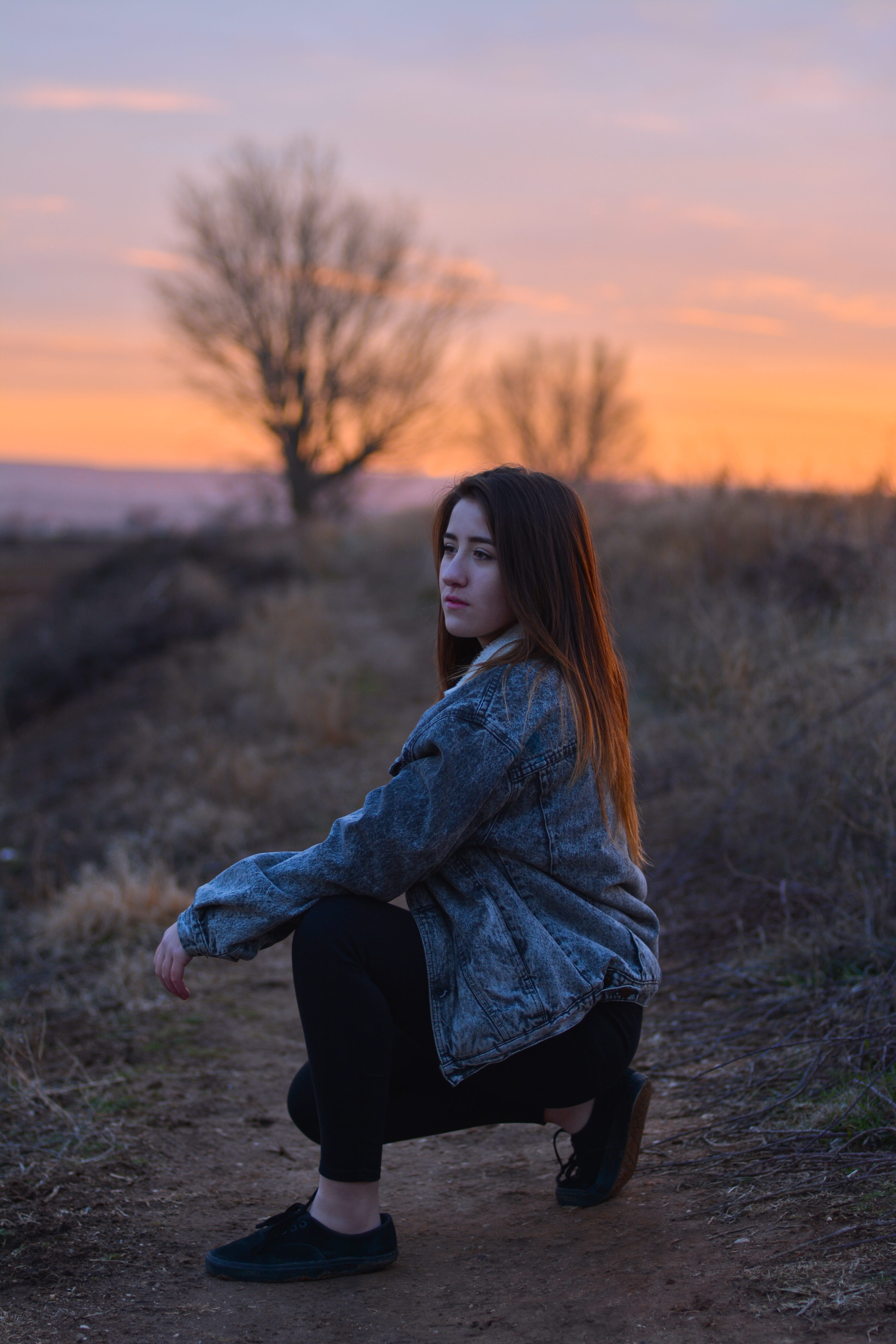 5K, young adult, leisure activity, one person, long hair, looking, orange color, naranja, nature, field, hairstyle, campo, spain, girl, outdoors, land, Phone HD Wallpaper