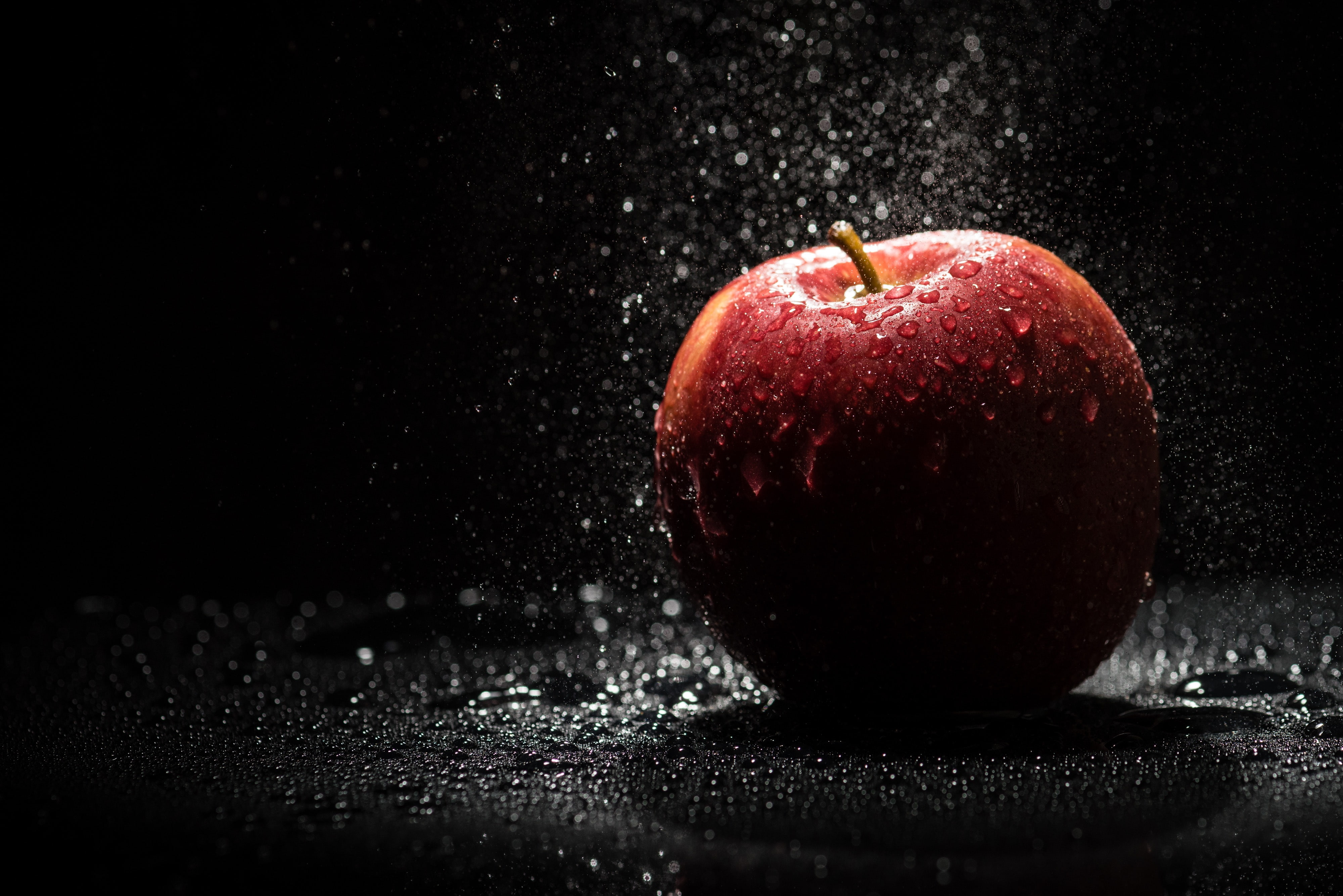 4K, 4K, Droplets, Dark background, Apple, HD Wallpaper