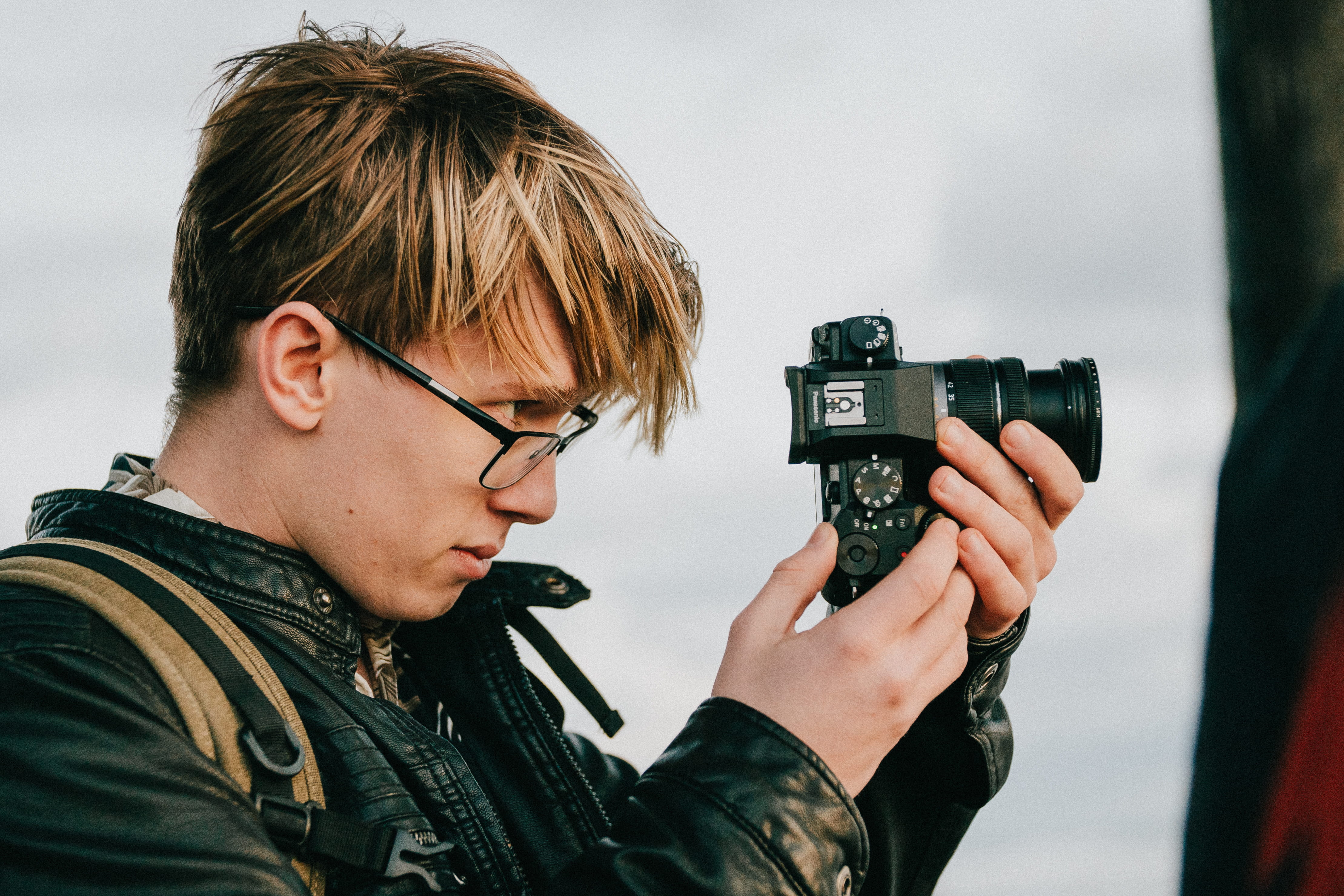 gun, holding, camera lens, men, 4K, accessory, person, portrait, human, headshot, knitting, eyeglasses, digital camera, finger, photography, accessories, HD Wallpaper