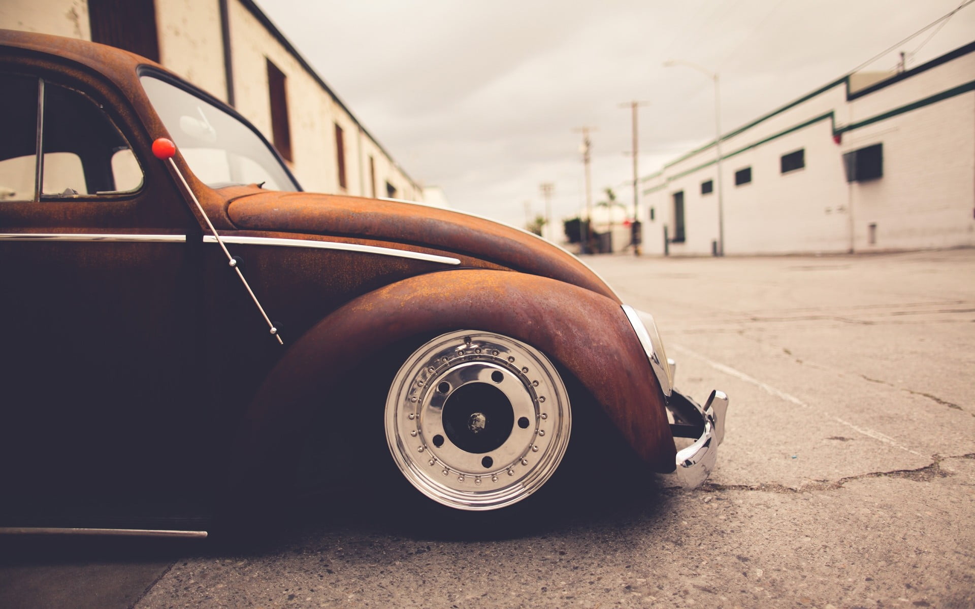 city, Volkswagen Beetle, no people, mode of transportation, wheel, sky, coupe, building exterior, metal, transportation, architecture, land vehicle, close-up, HD Wallpaper