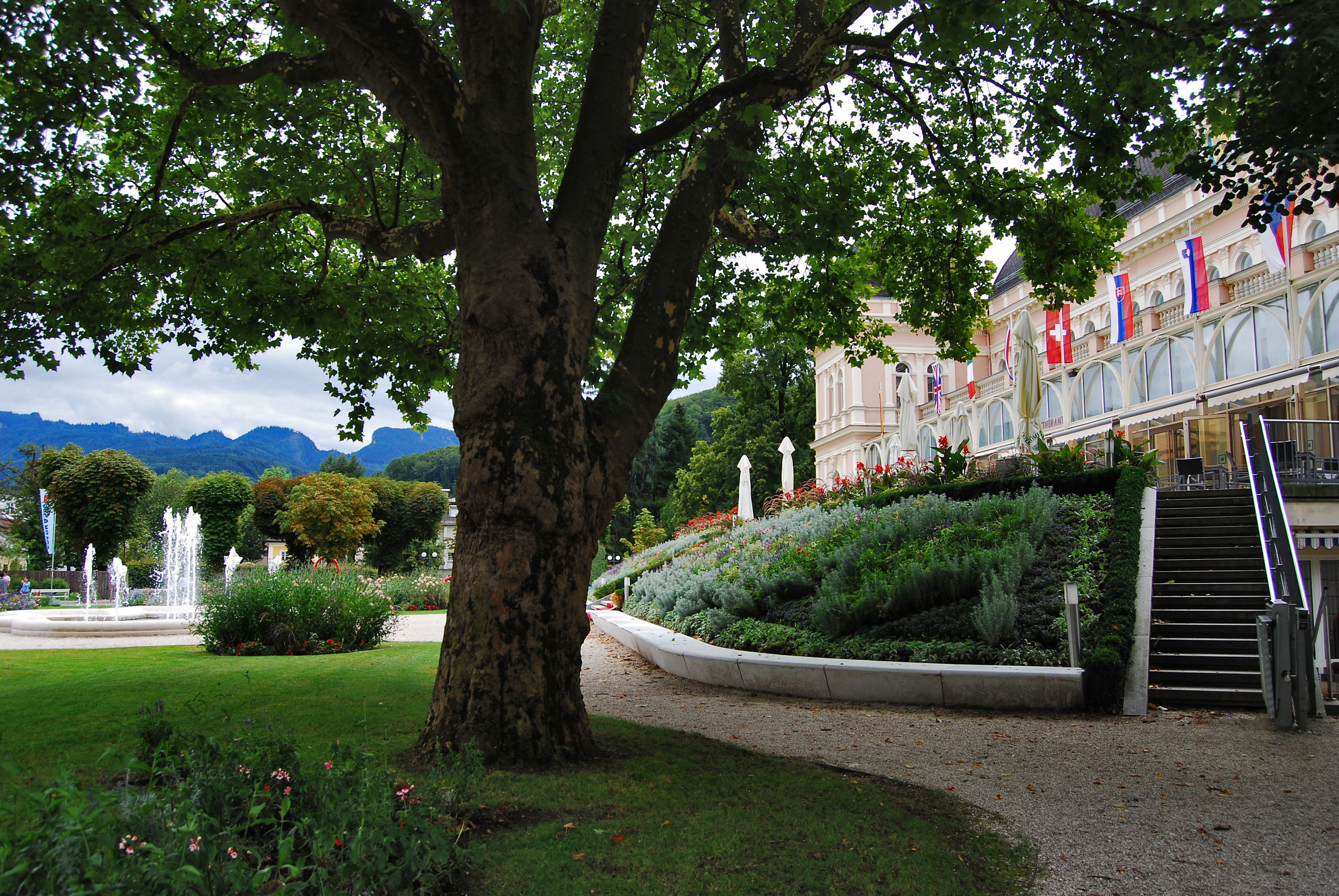 built structure, city, plant, incidental people, terrace, park - man made space, hotel, architecture, day, salzkammergut, building exterior, footpath, kurpark, HD Wallpaper