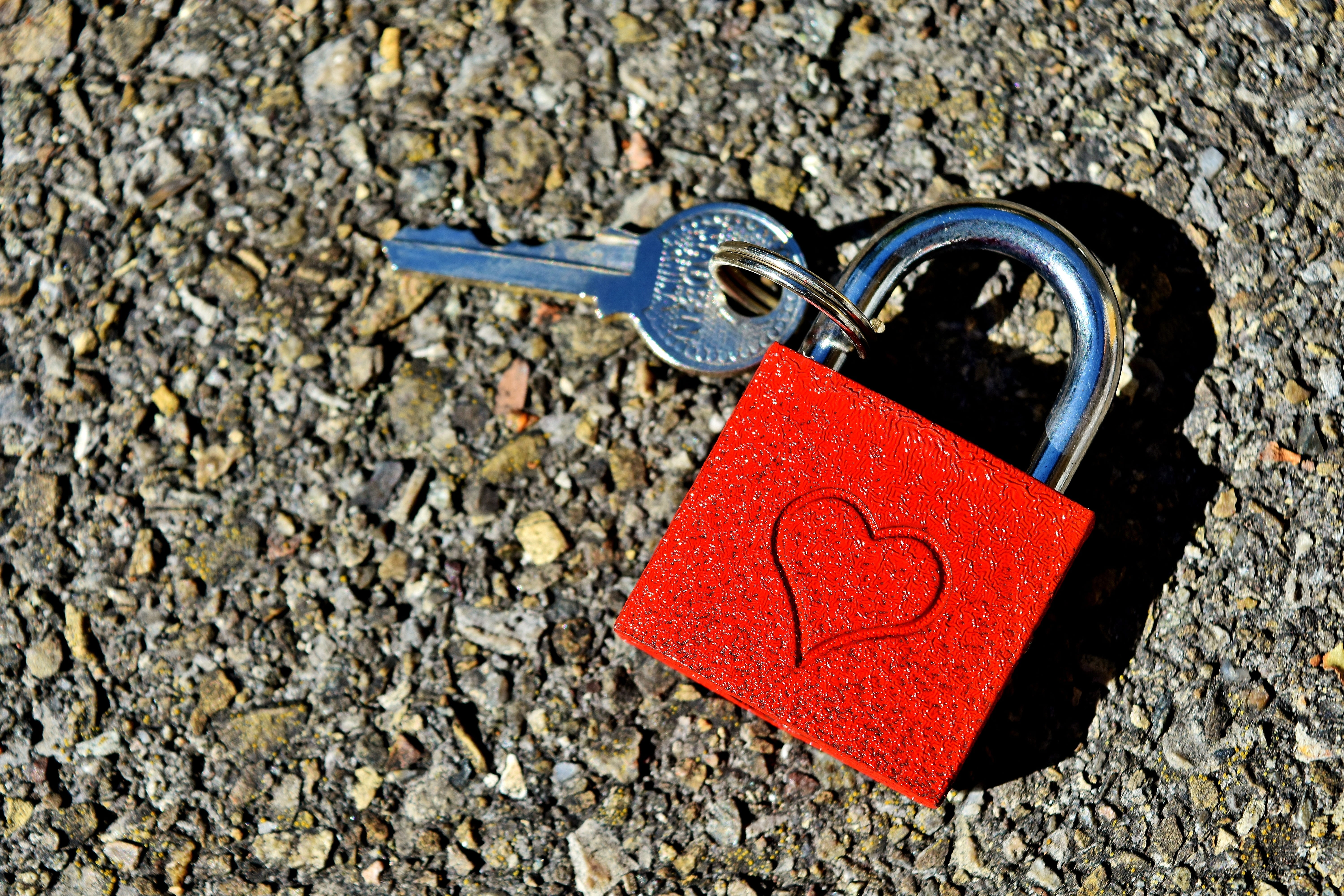 textured, safety, connectedness, red, connection, affection, castle, rock, trust, lovers, Key, valentines day, key ring, security, no people, partnership, HD Wallpaper