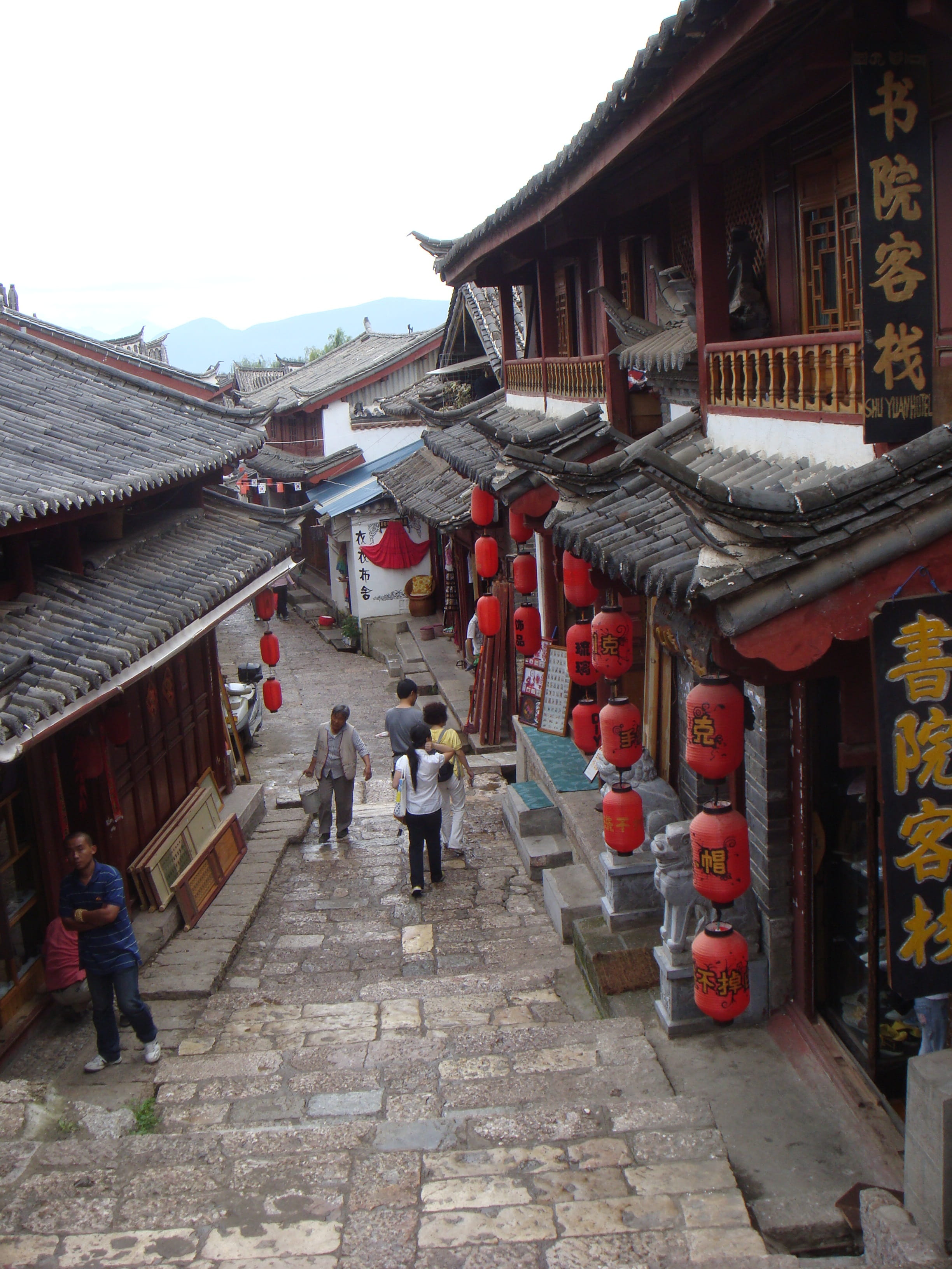 women, real people, building, Yunnan, nature, architecture, 2K, cultures, yunnan, religion, roof, Lijiang, Shopping, adult, lijiang, city, building exterior, Phone HD Wallpaper