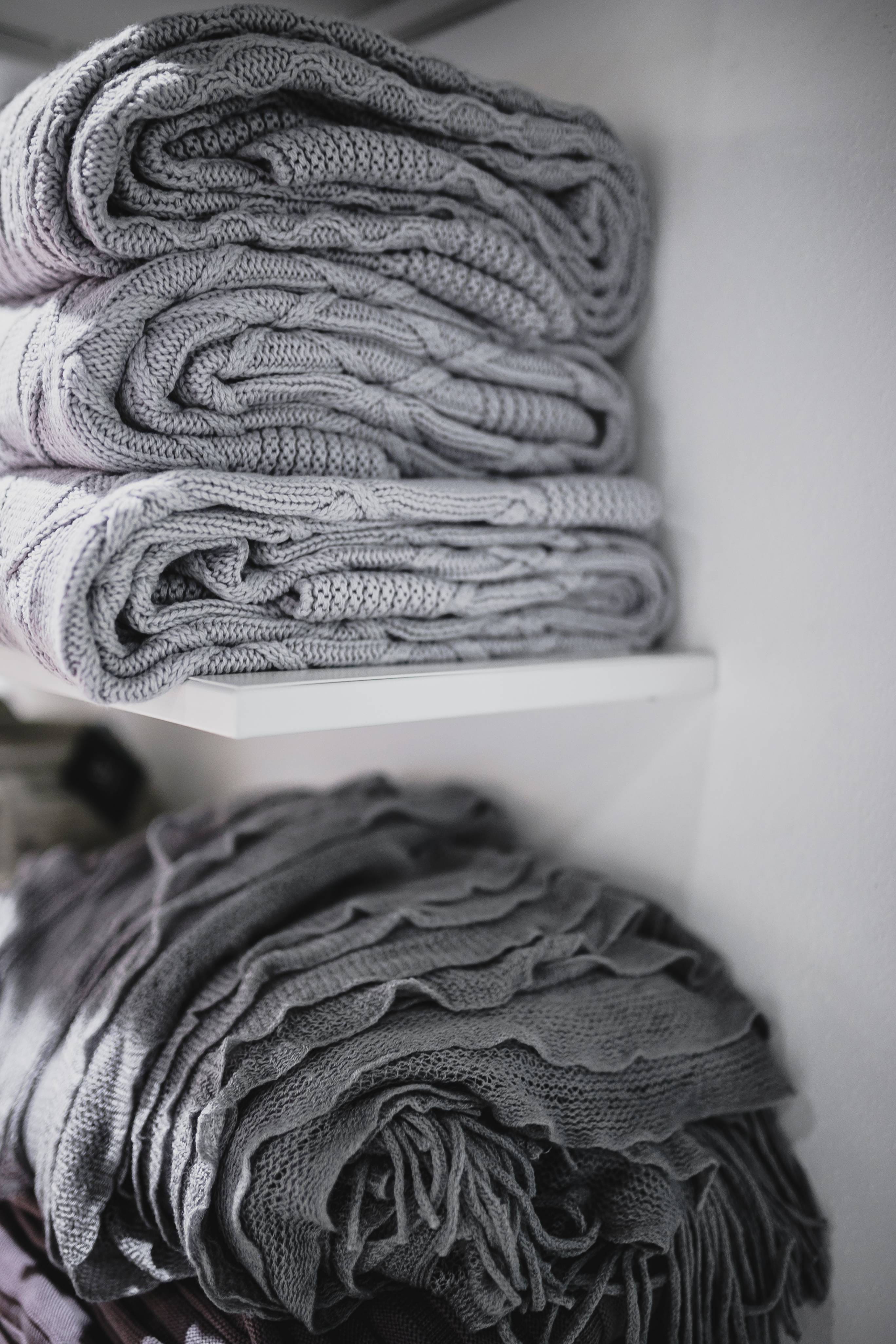 shelves, scarf, sweater, art and craft, fabric, woolen, rug, sweaters, softness, still life, variation, close-up, thread, blanket, wool, selective focus, Phone HD Wallpaper