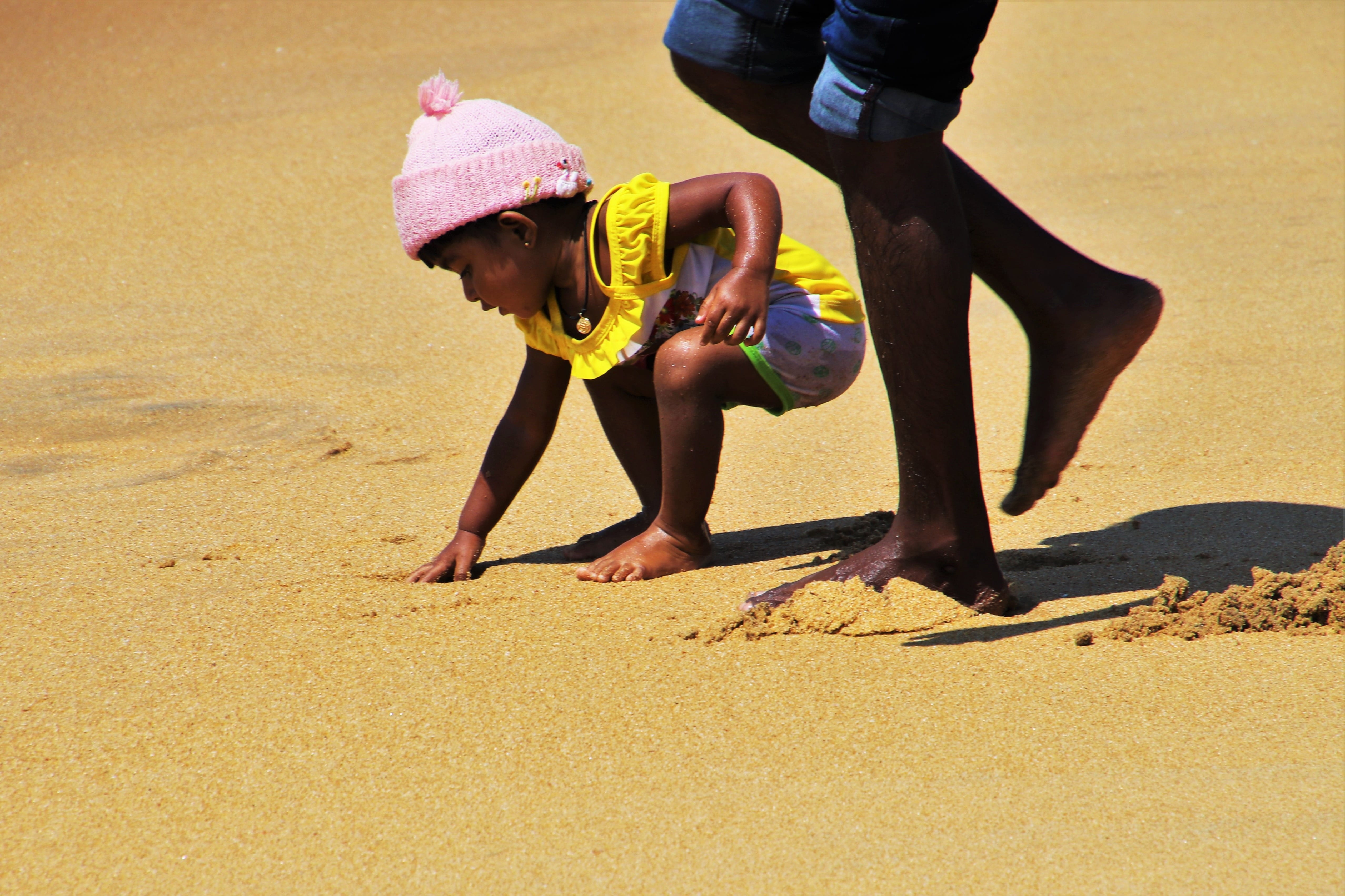 figure, step, child, headgear, nature, beach, body, women, little thing, two, childhood, boiling hot, the head of the, the coast, part of the body, character, HD Wallpaper