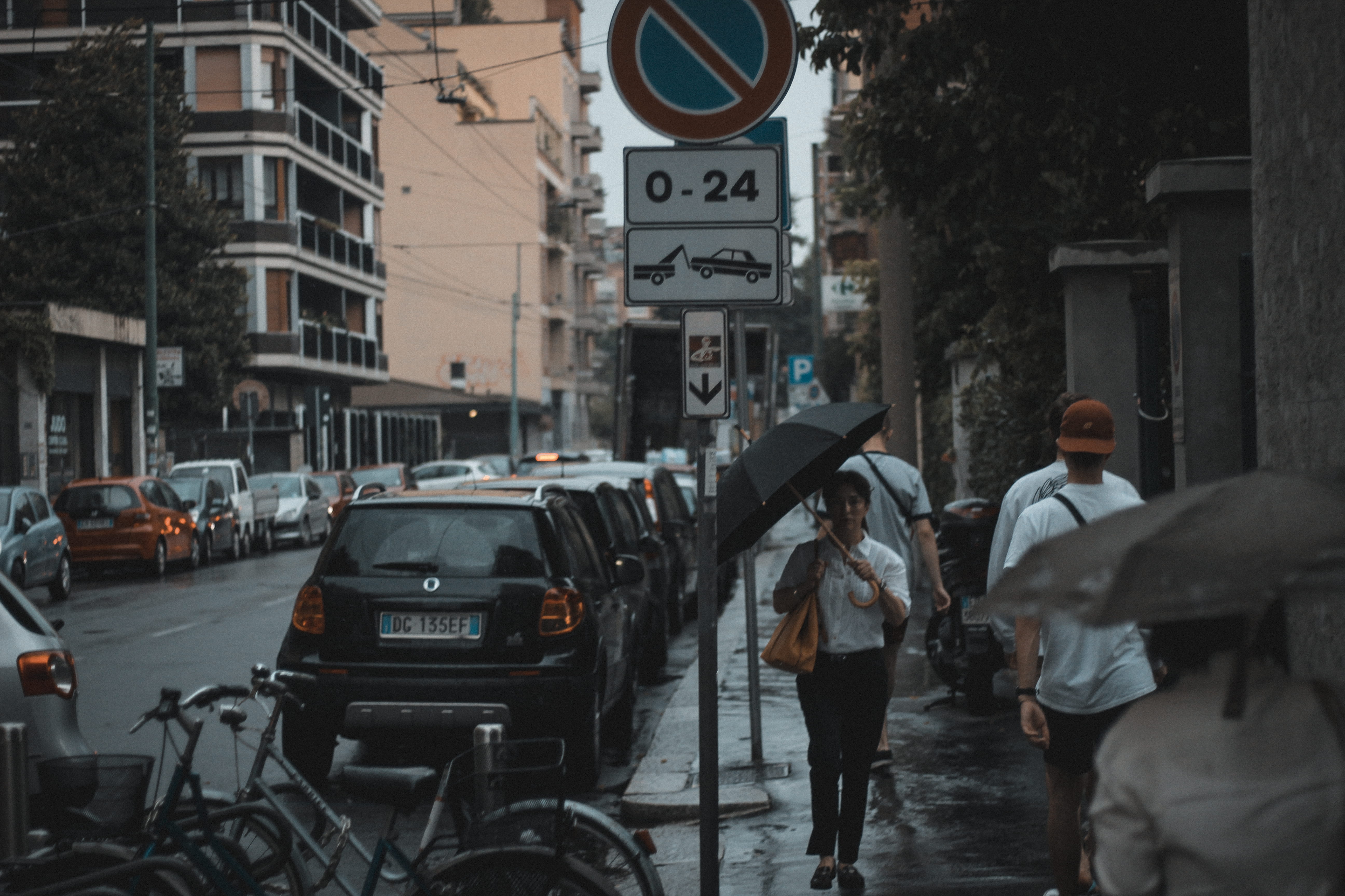 urbanlife, motor vehicle, milan, people, wet, days, mode of transportation, streetphotography, men, road, 5K, rear view, cars, rainy season, streetscape, HD Wallpaper