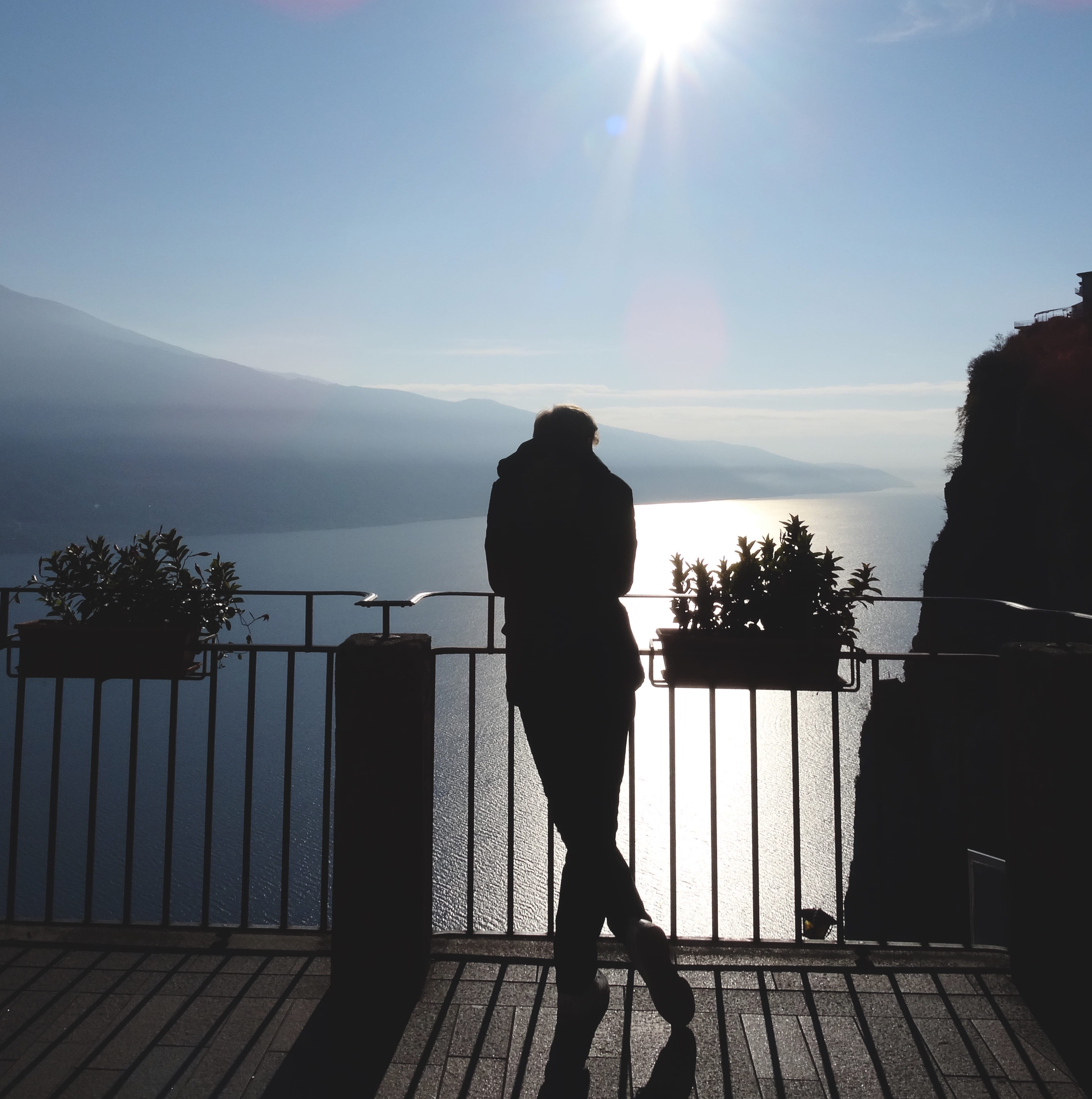 sky, beauty in nature, railing, sunbeam, real people, italien, fashion, silhouette, view, man, lifestyles, rear view, lake, people, one person, sunlight, Phone HD Wallpaper