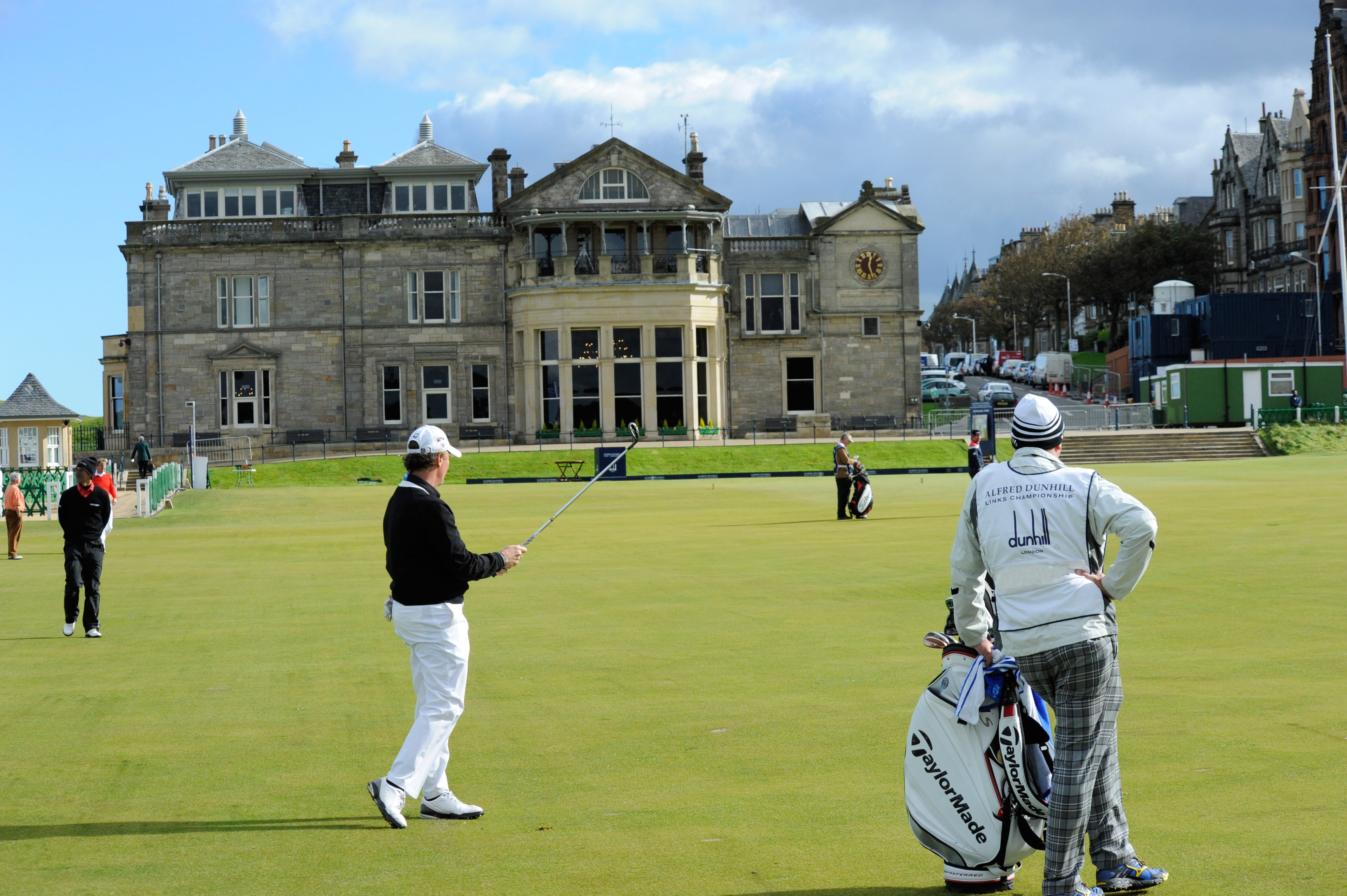 outdoors, architecture, playing, people, golf game, grass, clubhouse, 4K, england, standing, man, lifestyles, leisure activity, sport, golfer, sky, day, HD Wallpaper