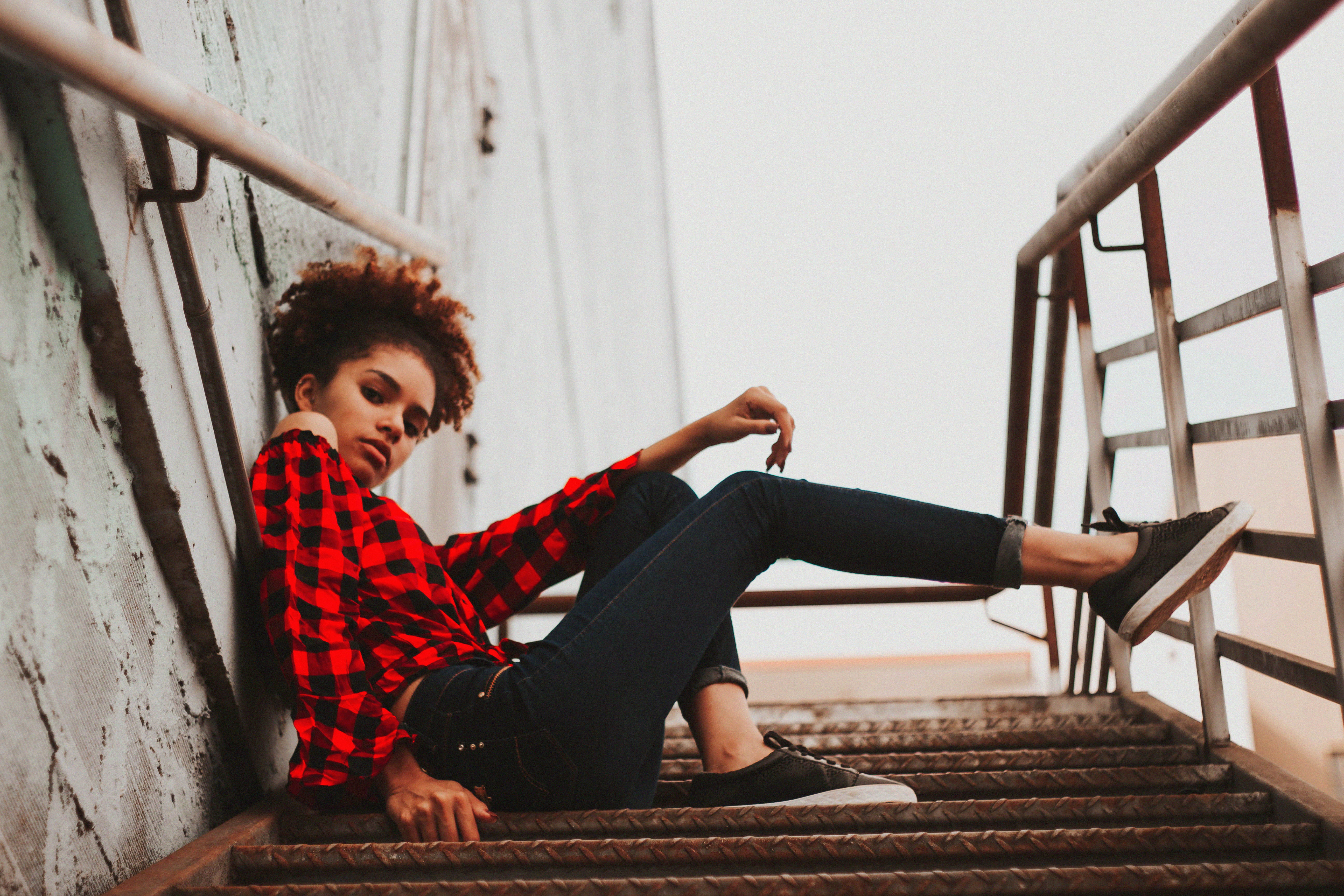 curly hair, escadarium, beautiful woman, moda, brown hair, low, young women, beauty, full length, pose, wall, lifestyles, steps, fotografium, beautiful people, HD Wallpaper