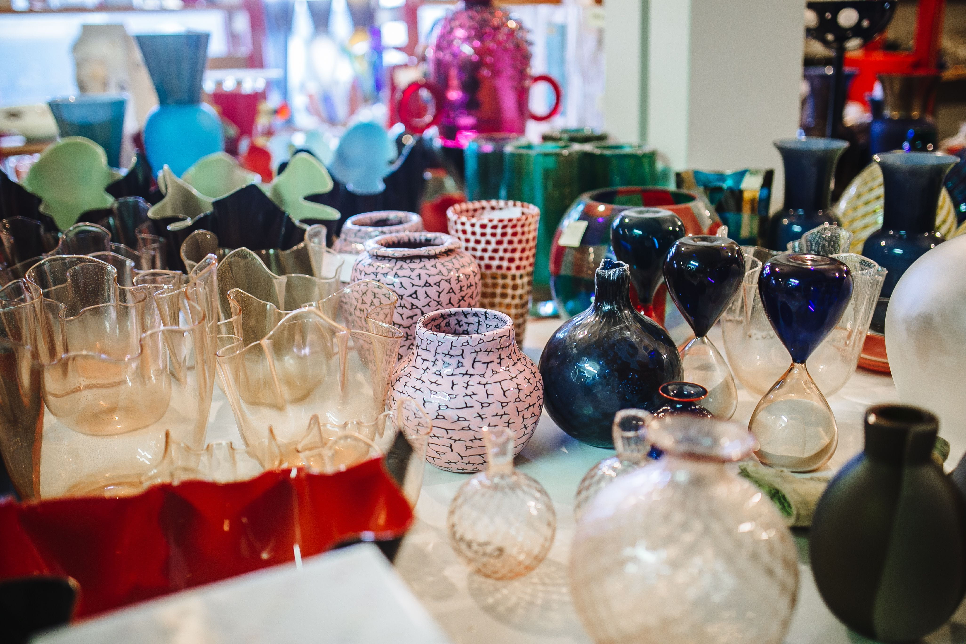 indoors, Italy, retail, focus on foreground, factory, large group of objects, arrangement, drinking glass, 4K, Venini, retail display, for sale, museum, HD Wallpaper