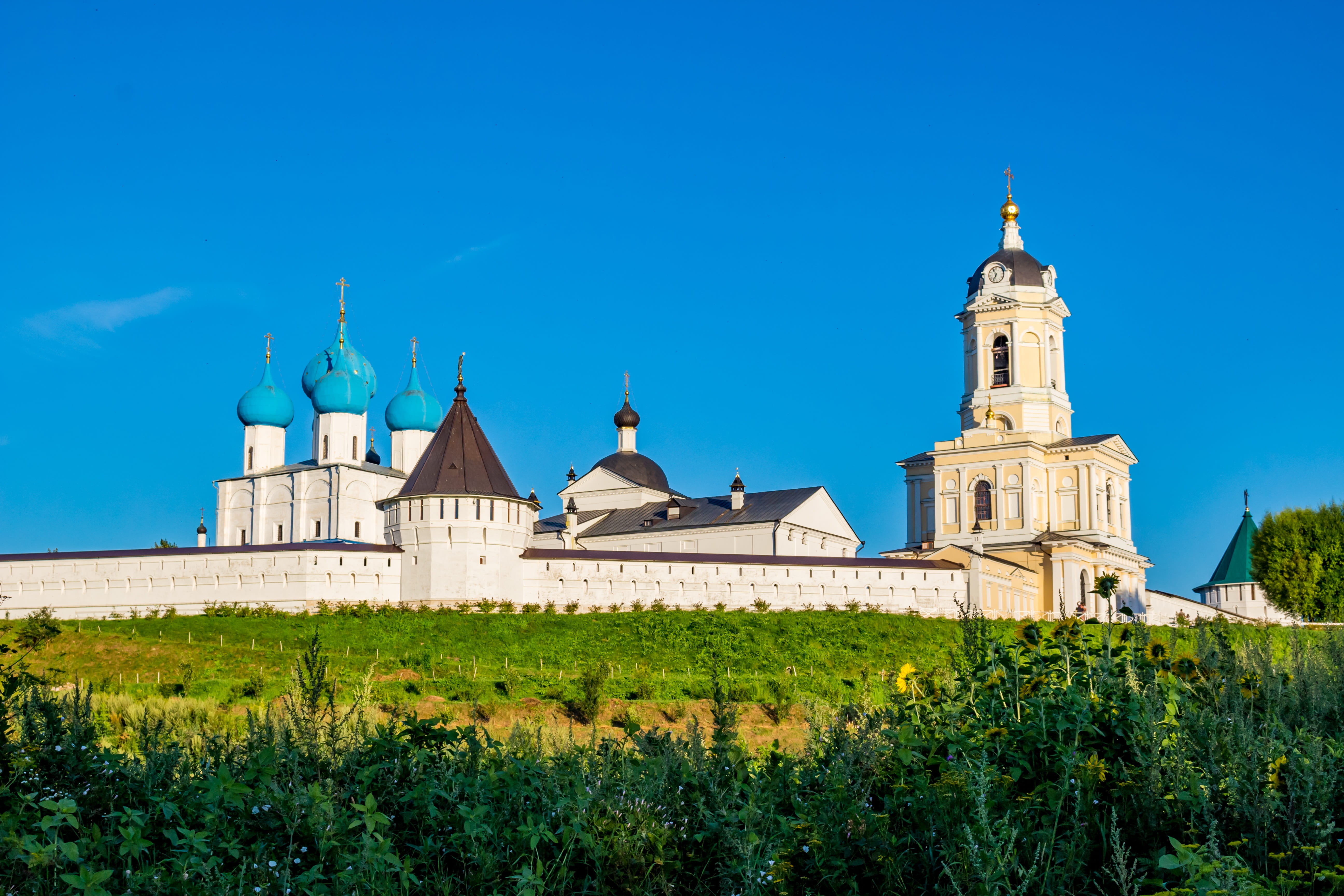 russian, spirituality, travel destinations, 5K, blue, place of worship, monument, historical, plant, sky, the past, showplace, no people, spire, populyarnoe, HD Wallpaper