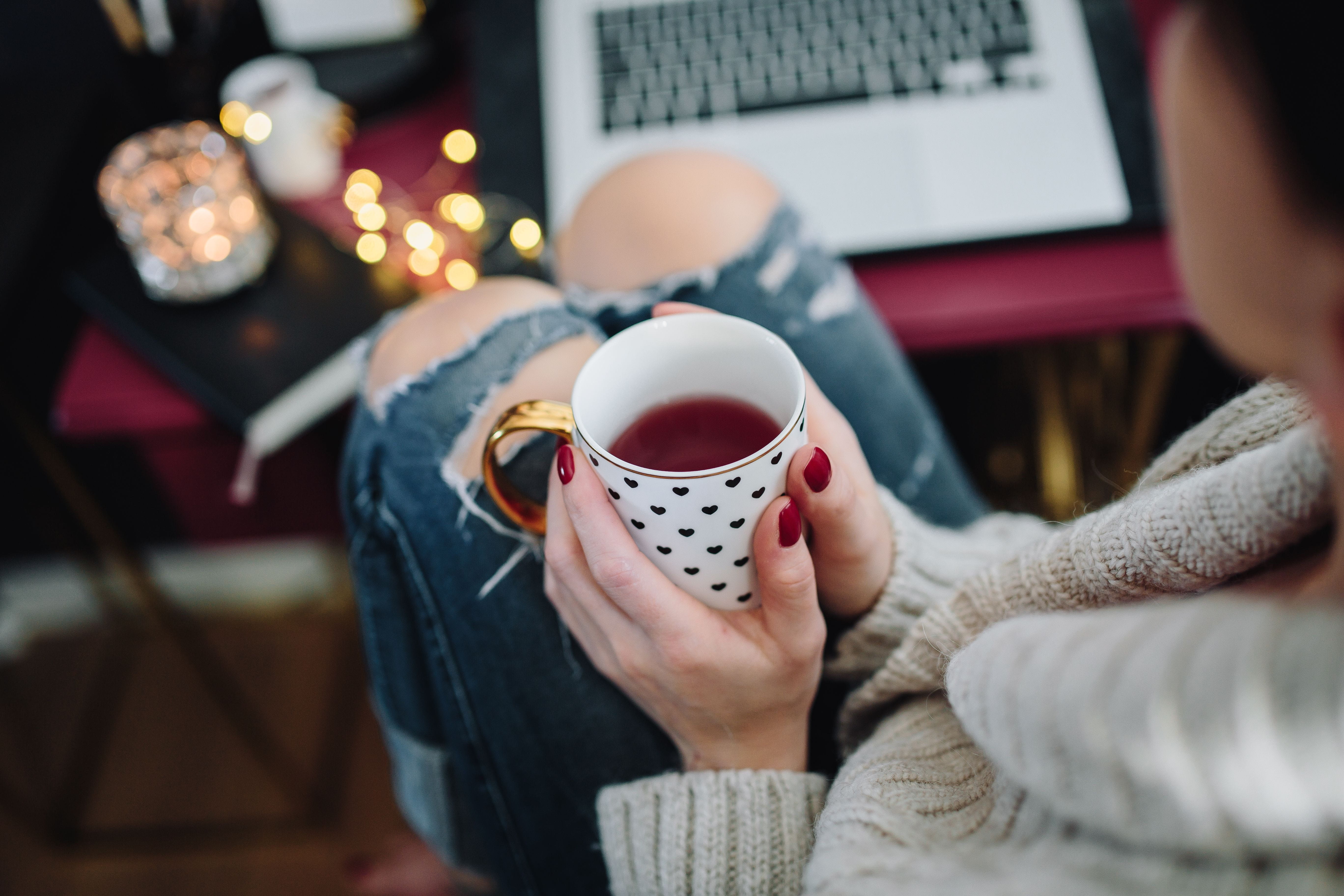 women, macbook, warm, 5K, fall, laptop, cozy, winter, hand, home, caucasian Ethnicity, mug, indoors, holding, food and drink, hygge, refreshment, autumn, HD Wallpaper
