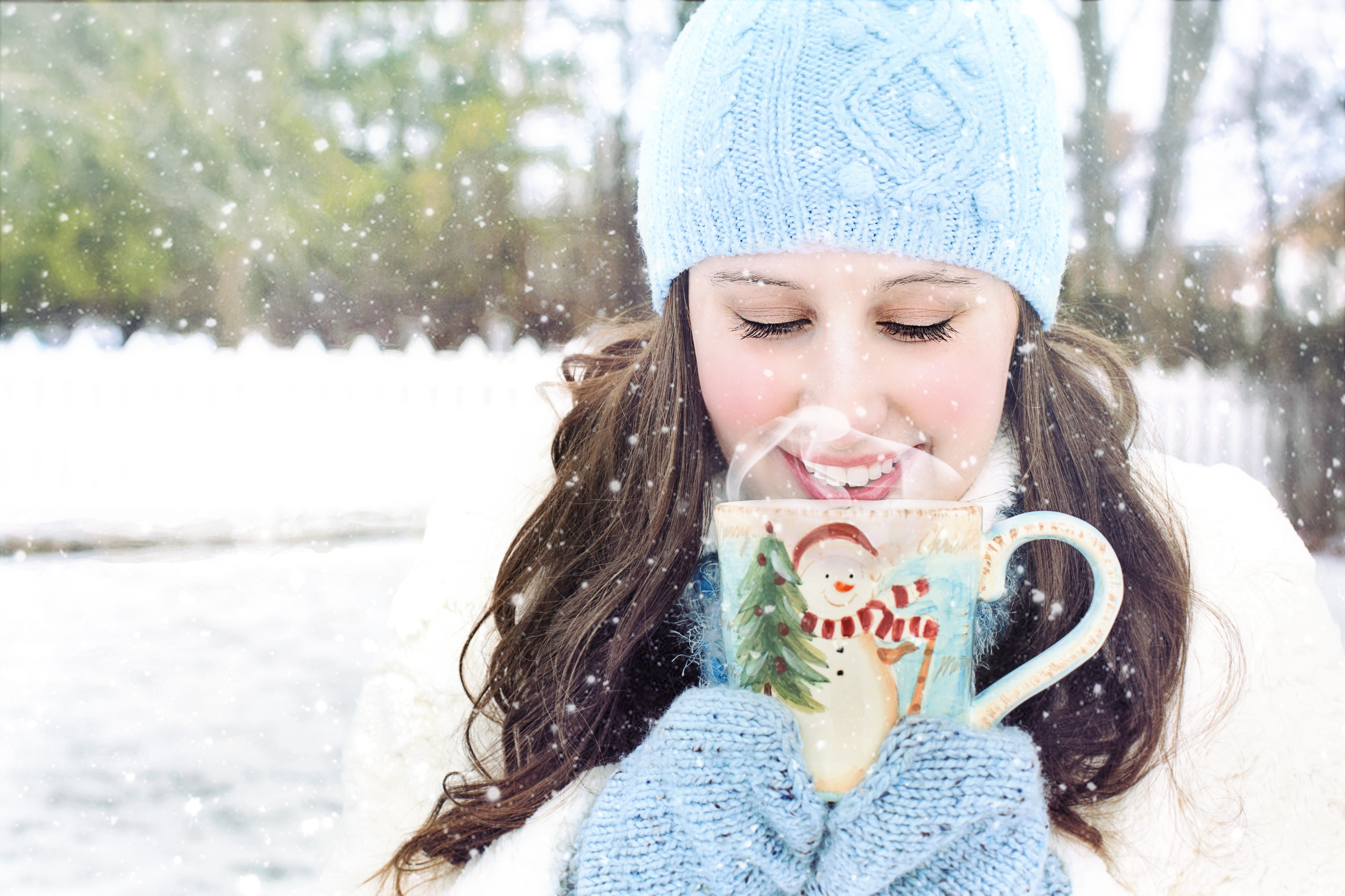 delicious, blur, hat, happiness, young, close-up, warm clothing, beautiful, innocence, sweater, season, christmas, 4K, food and drink, chocolate, cold, HD Wallpaper