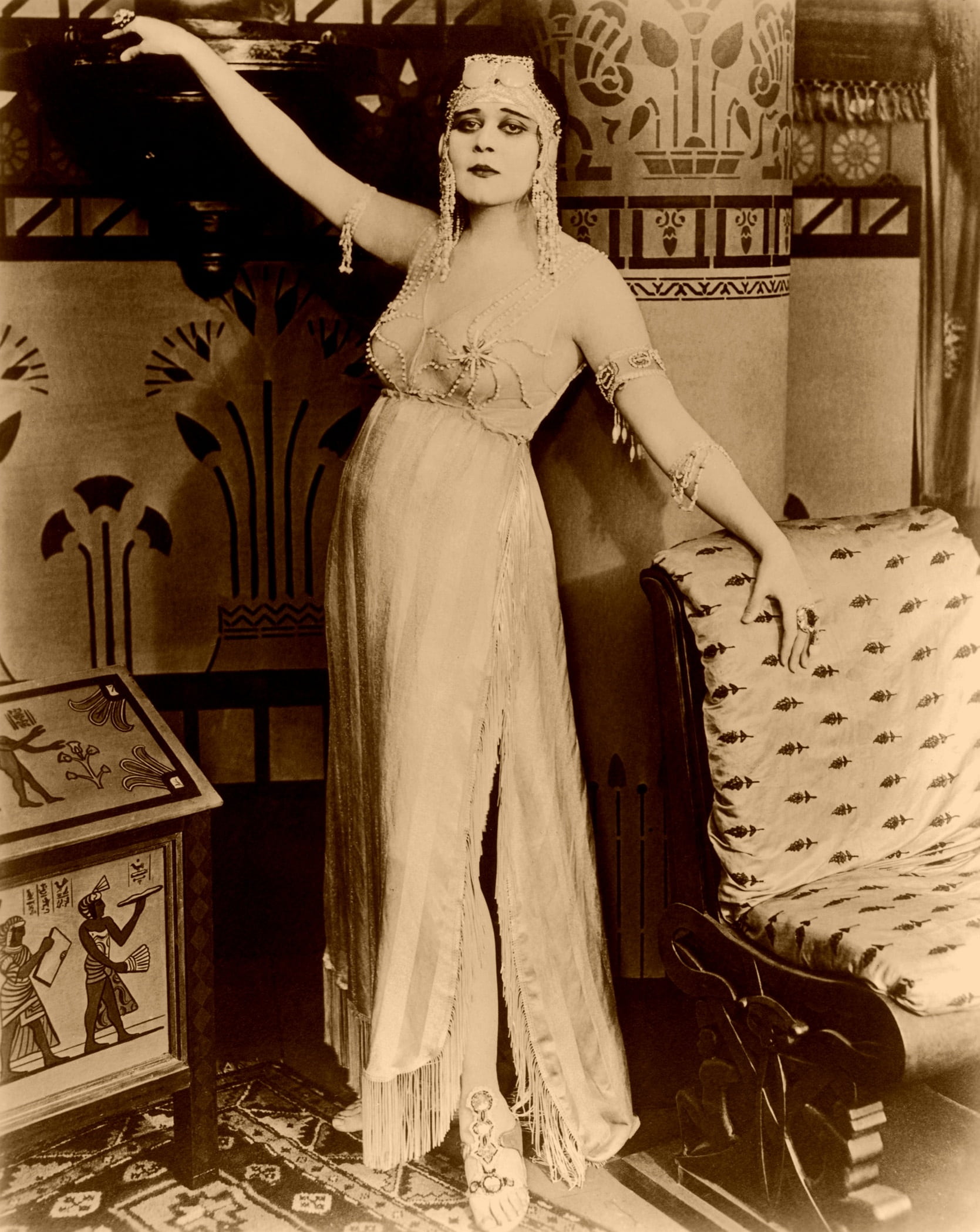 egypt, cleopatra, young adult, silent film, representation, cinema, woman, full length, standing, dress, art and craft, women, queen, theda bara, young women, Phone HD Wallpaper