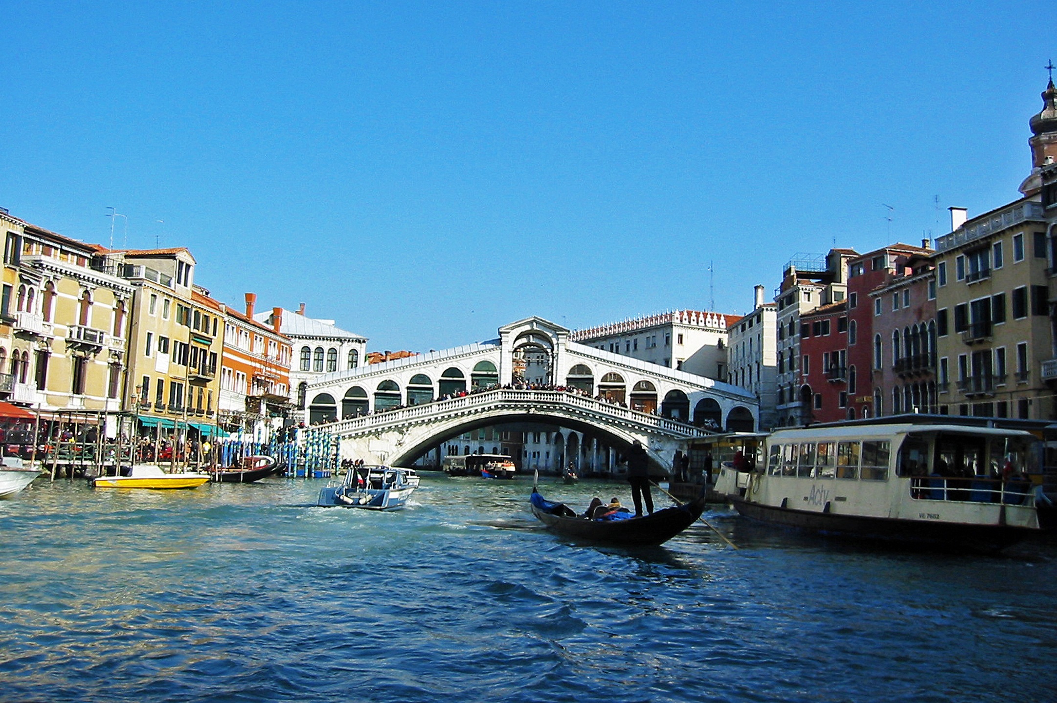 venice, travel, nature, tourism, gondoliers, outdoors, clear sky, building exterior, italy, man, transportation, bridge, rialto bridge, architecture, water, HD Wallpaper