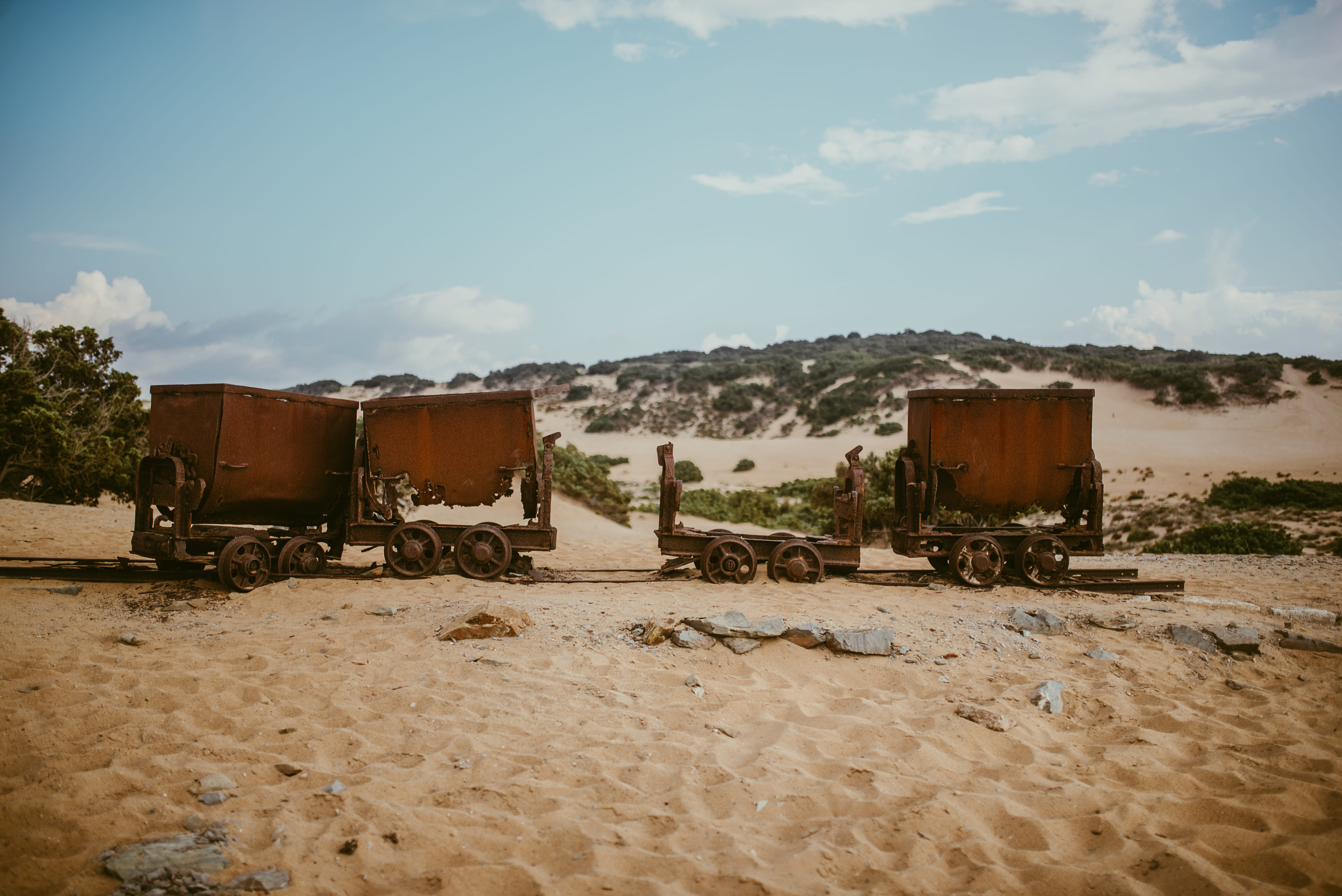 steel, mining, 5K, old, no people, wagon, land, rocks, day, sunlight, rail transportation, dunes, desert, tracks, mining wagon, field, land vehicle, outdoors, HD Wallpaper
