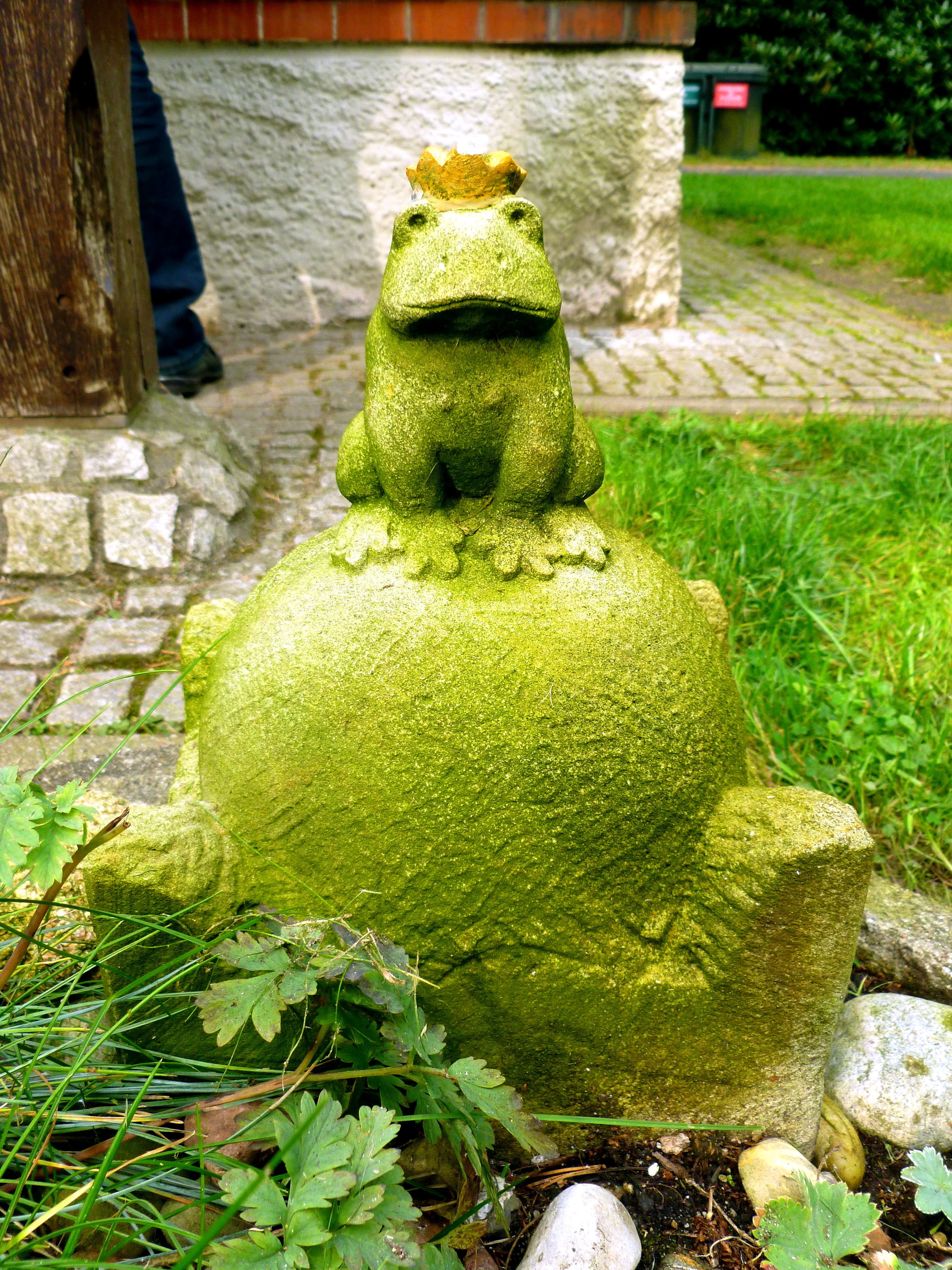 outdoors, Crown, garden, green color, Frog Prince, ball, figure, fairy tale, male likeness, grass, plant, human representation, frog, sculpture, out, 4K, Phone HD Wallpaper