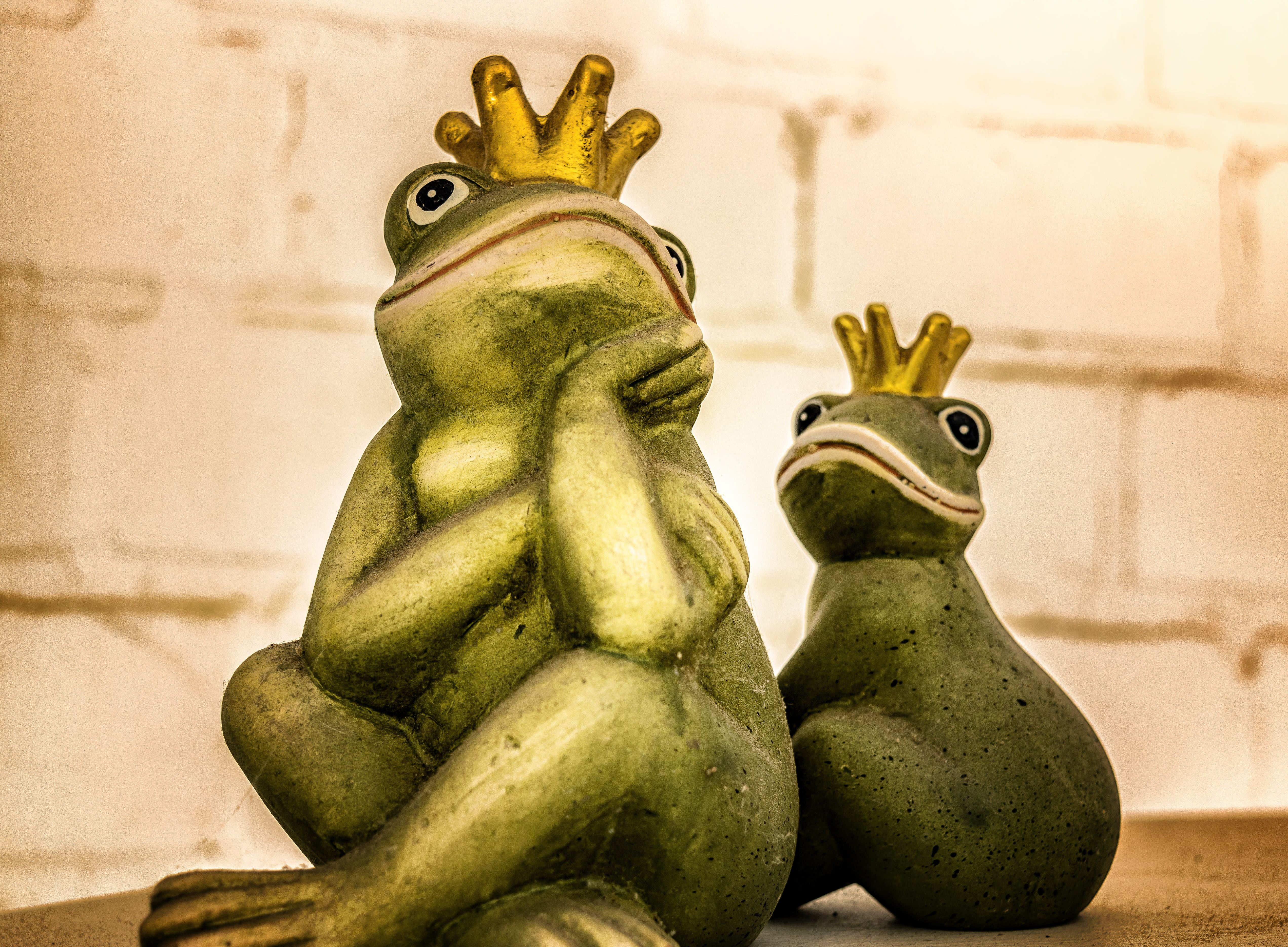 king, wearing, sit, dreams, art and craft, creativity, green, luck, harmony, animal, frog prince, no people, haunting, gold, fairy tale, belief, wait, the past, HD Wallpaper