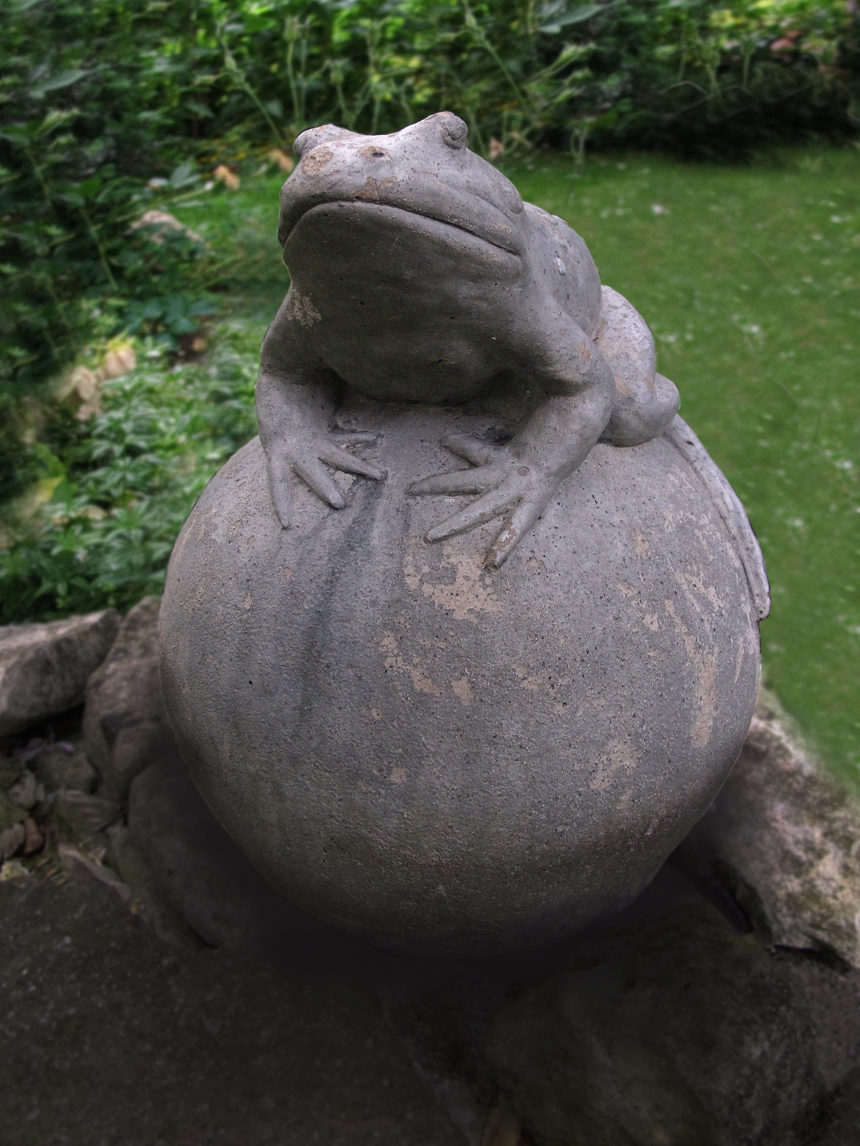 deco, frog, art, representation, male likeness, old, stack, craft, Frog, high angle view, statue, Ceramic, close-up, solid, Frog Prince, dirty, figure, Phone HD Wallpaper