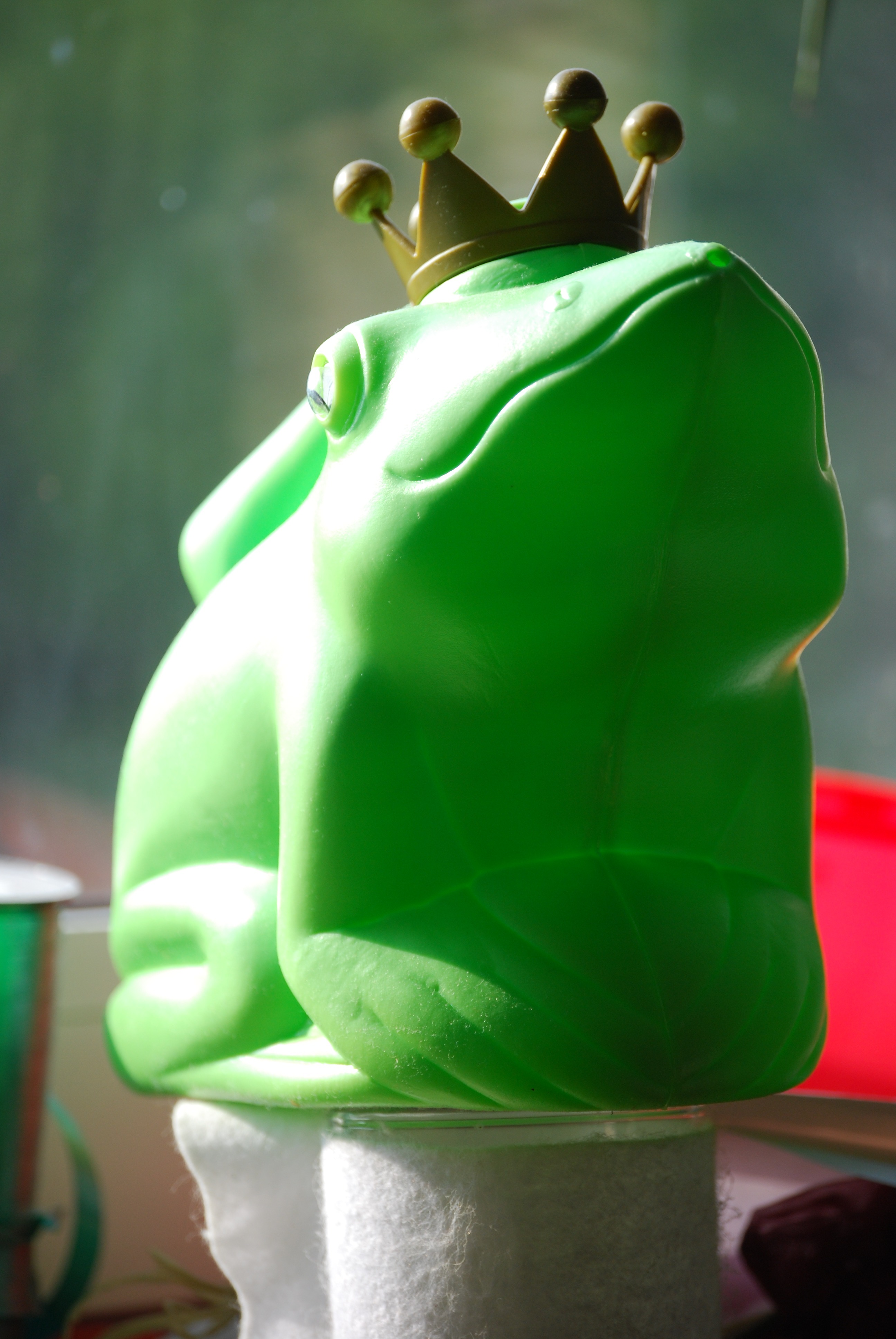 focus on foreground, watering can, still life, 4K, no people, frog prince, nature, toy, crown, indoors, sculpture, green, art and craft, prince, representation, Phone HD Wallpaper