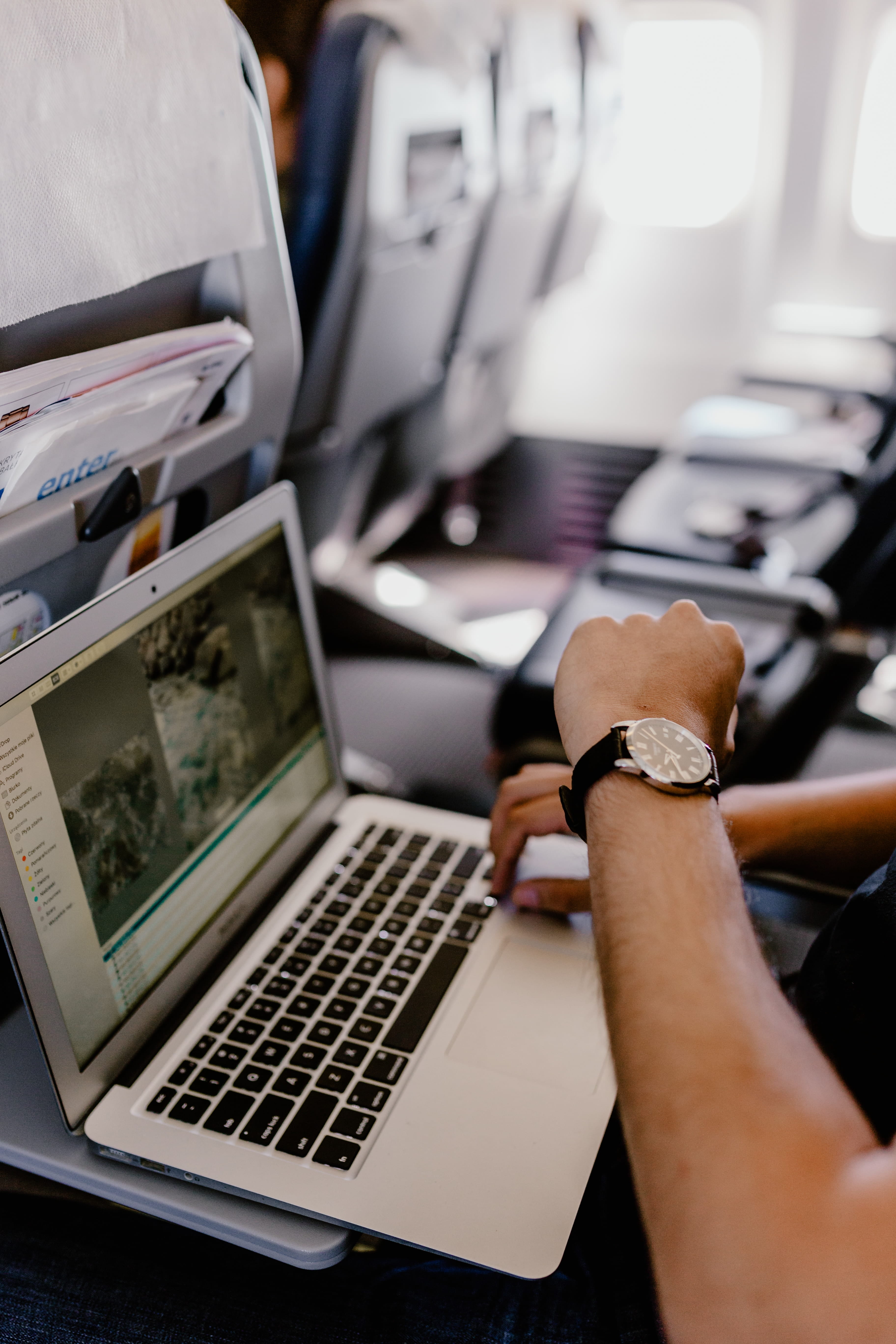 mode of transportation, real people, entrepreneur, inside, notebook, connection, adult, table, staircase, wireless technology, macbook, technology, keyboard, Phone HD Wallpaper