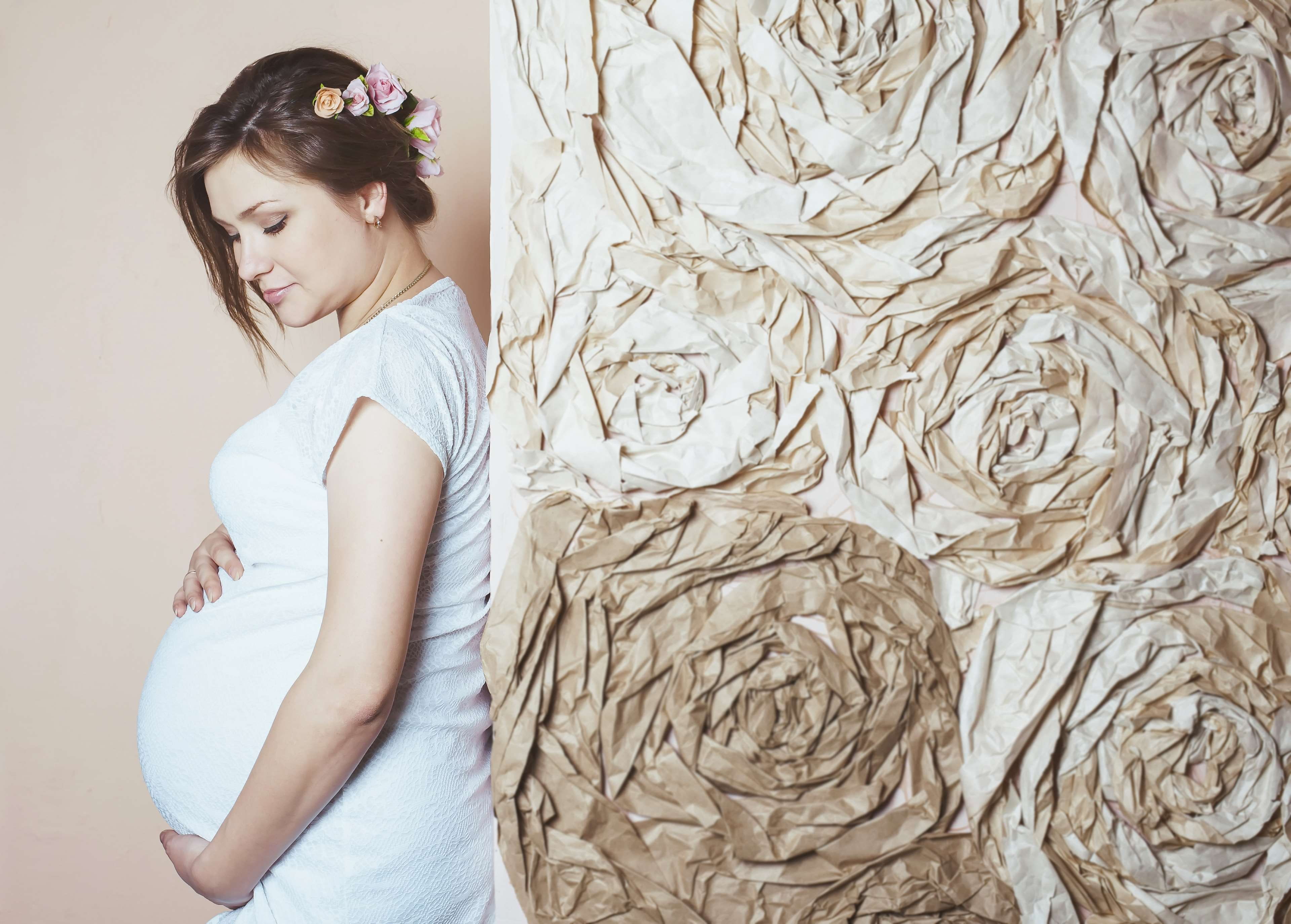 contemplation, pregnancy, flower, the birth of, plant, young women, waist up, side view, flowering plant, hairstyle, women, tenderness, riddle, looking down, HD Wallpaper