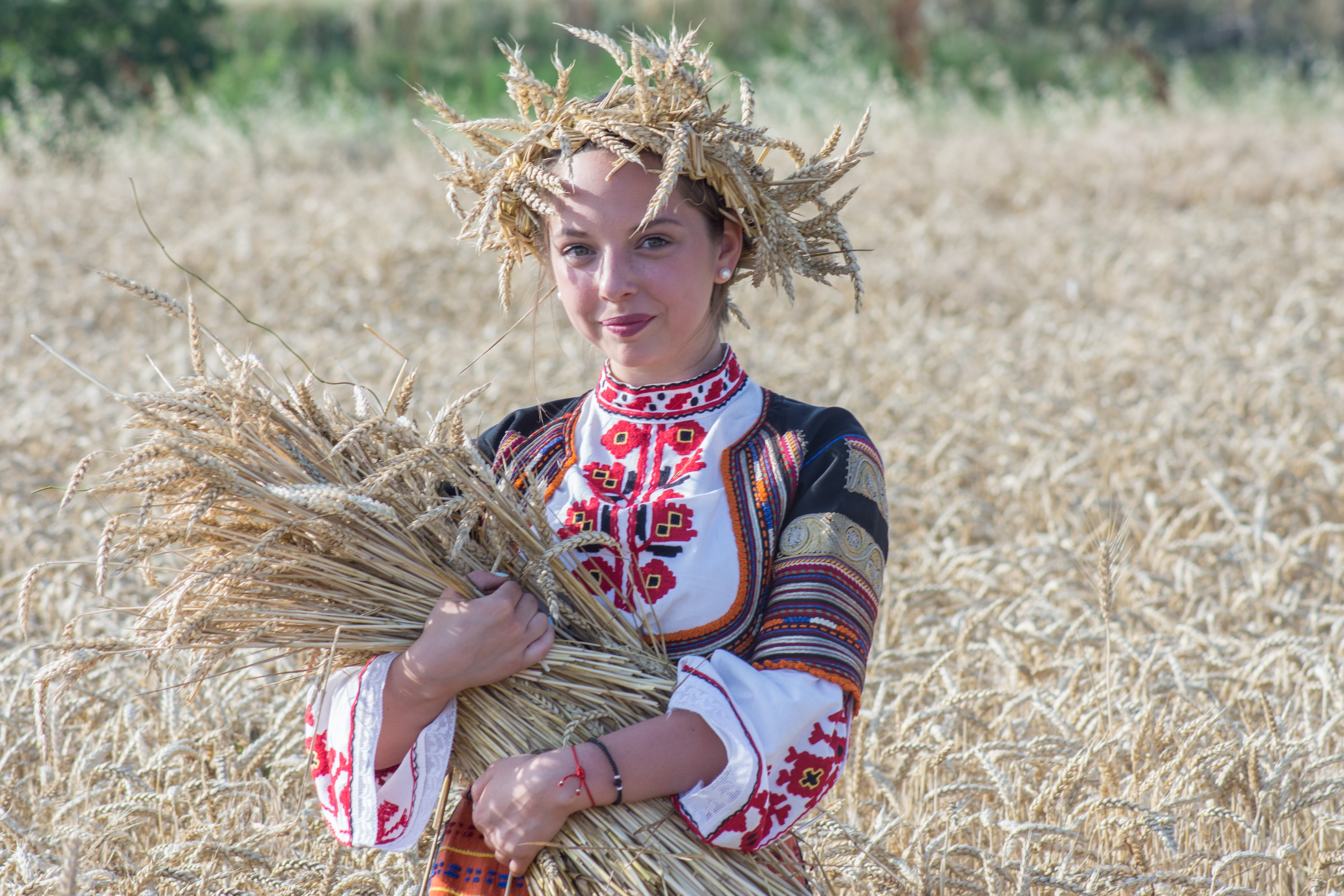 Nature, portrait, plant, long, casual clothing, harvesting, childhood, blond hair, red, Food, holding, one person, dress, sarafovo, burgas, cereal plant, HD Wallpaper