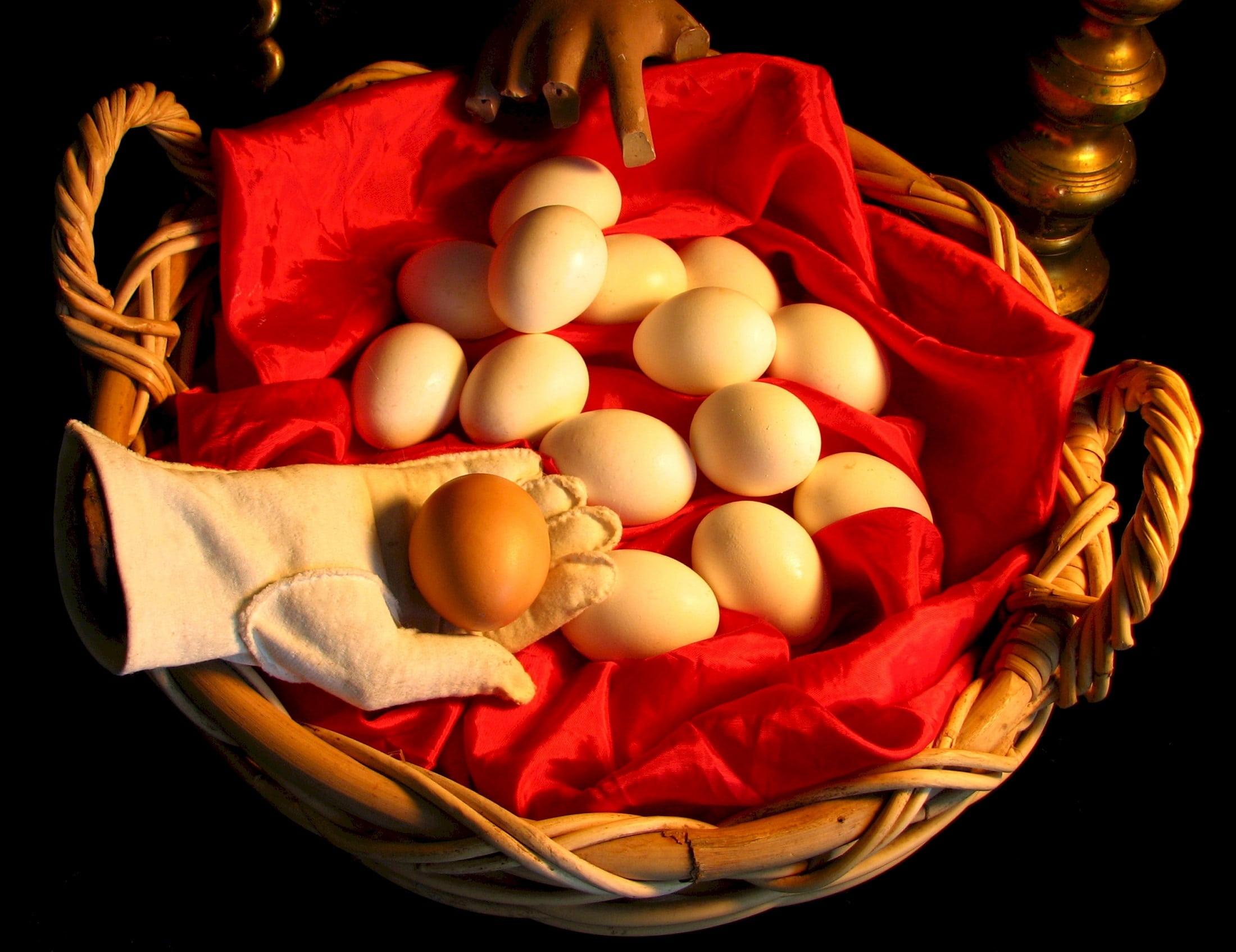 chicken, high angle view, wicker, vulnerability, bird, indoors, close-up, still life, nourishment, white, basket, egg, fragility, freshness, brown, agriculture, HD Wallpaper