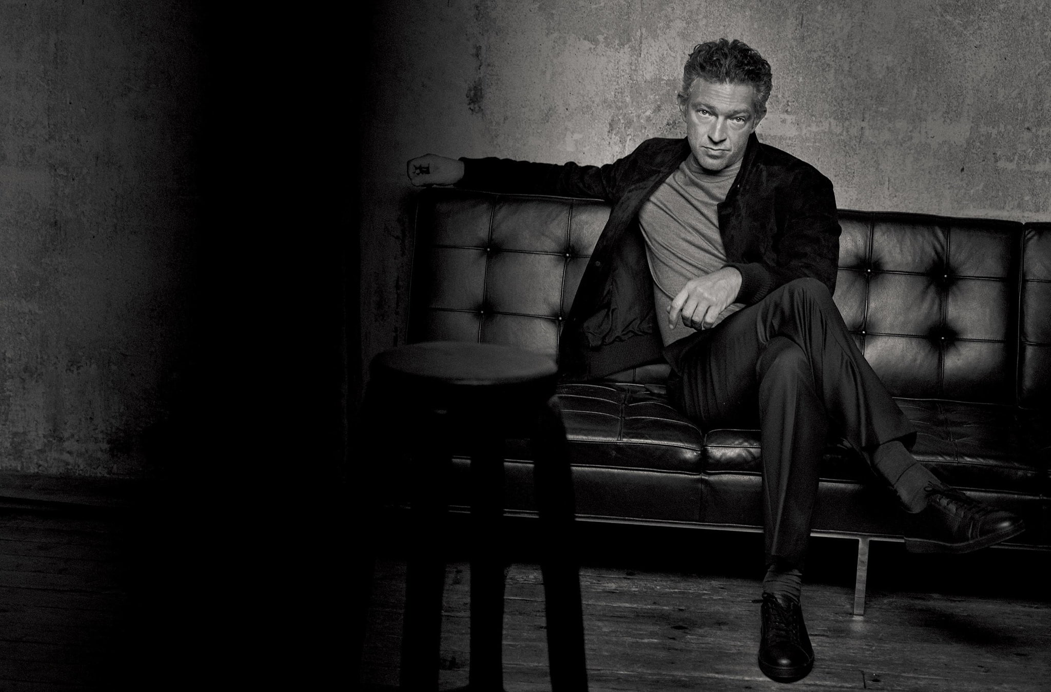 sofa, photoshoot, Numero, 1080P, for the magazine, costume, black and white, Vincent Cassel, stool, room, Peter Lindbergh, actor, HD Wallpaper