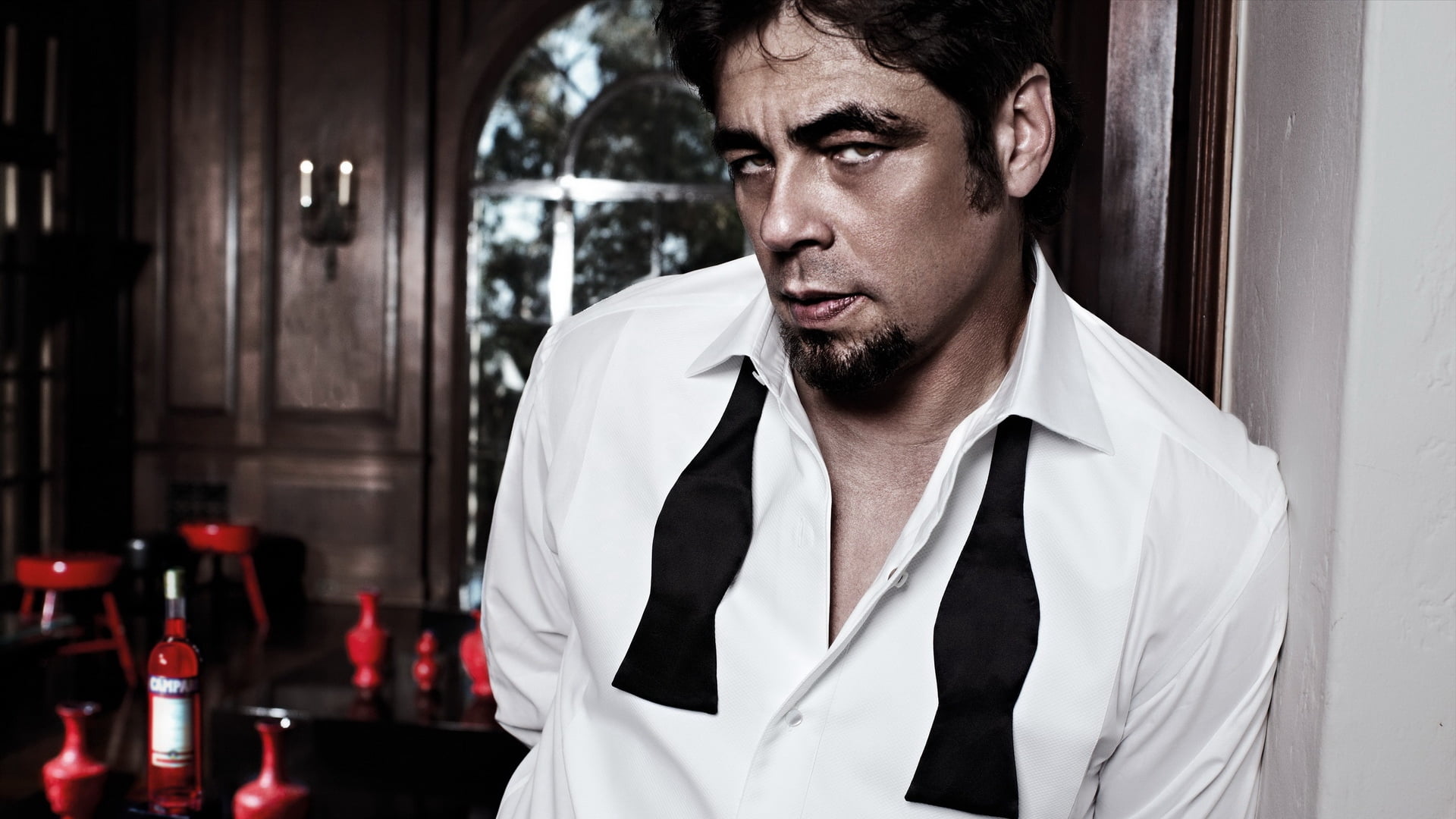 eyes, headshot, waist up, male Beauty, brunet, indoors, focus on foreground, happy hour, serious, 1080P, stern, benicio del toro, only Men, lifestyles, HD Wallpaper