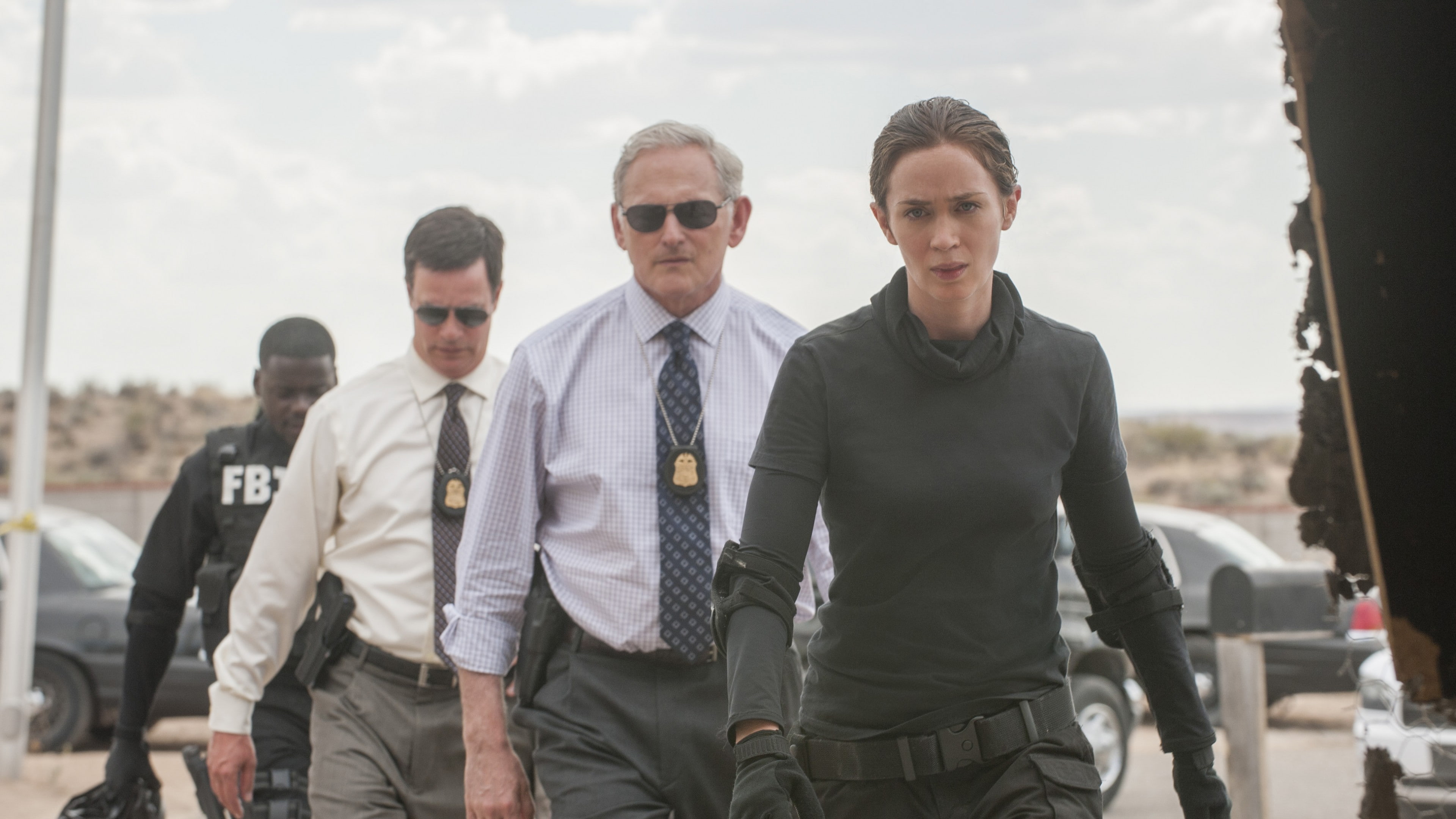 men, inline, Benicio del Toro, Josh Brolin, three, daytime, woman, Emily Blunt, 4K, room, one, inside, Sicario, HD Wallpaper