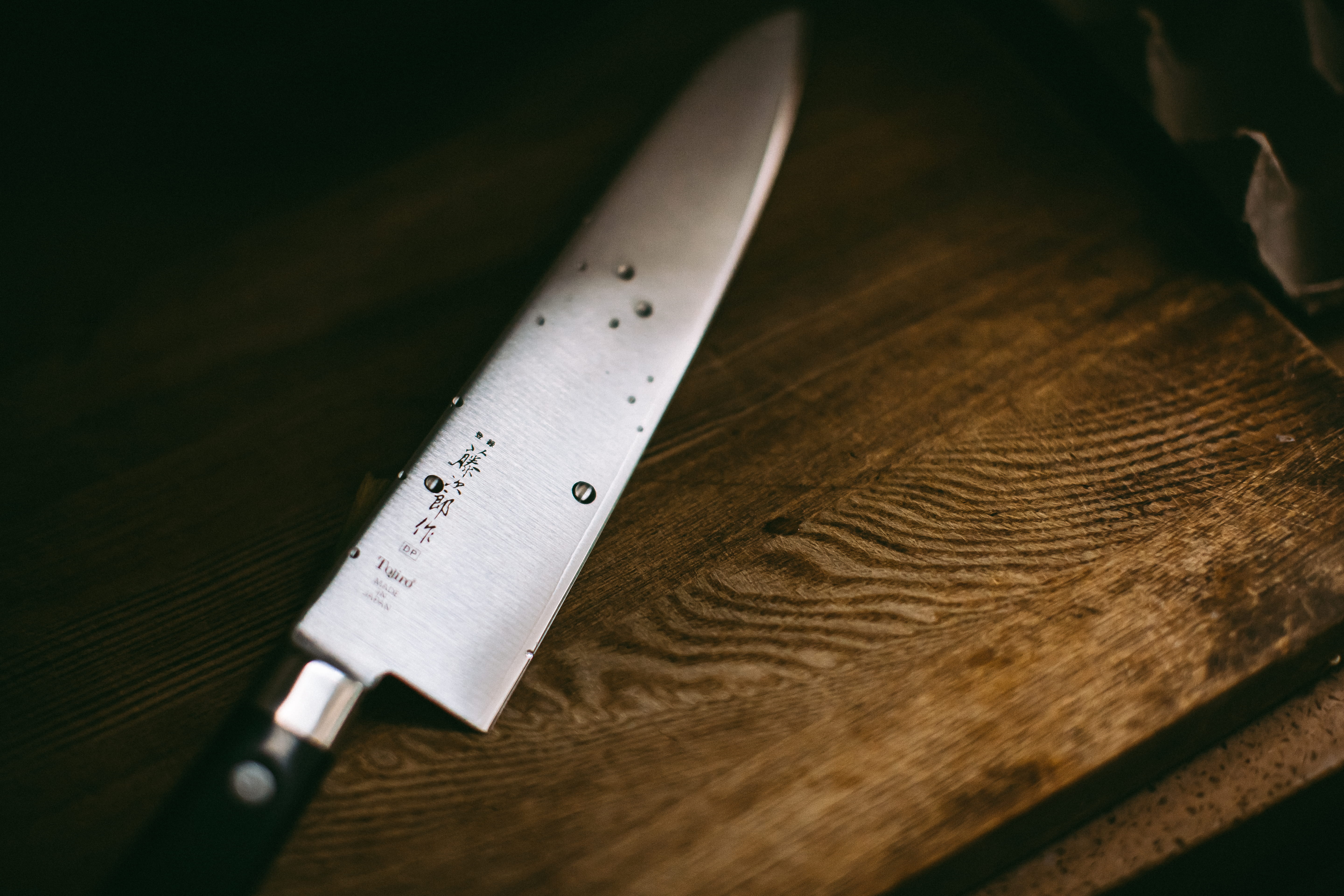 5K, steel, knife - weapon, household equipment, communication, alloy, still life, selective focus, wooden, social issues, high angle view, number, crime, HD Wallpaper