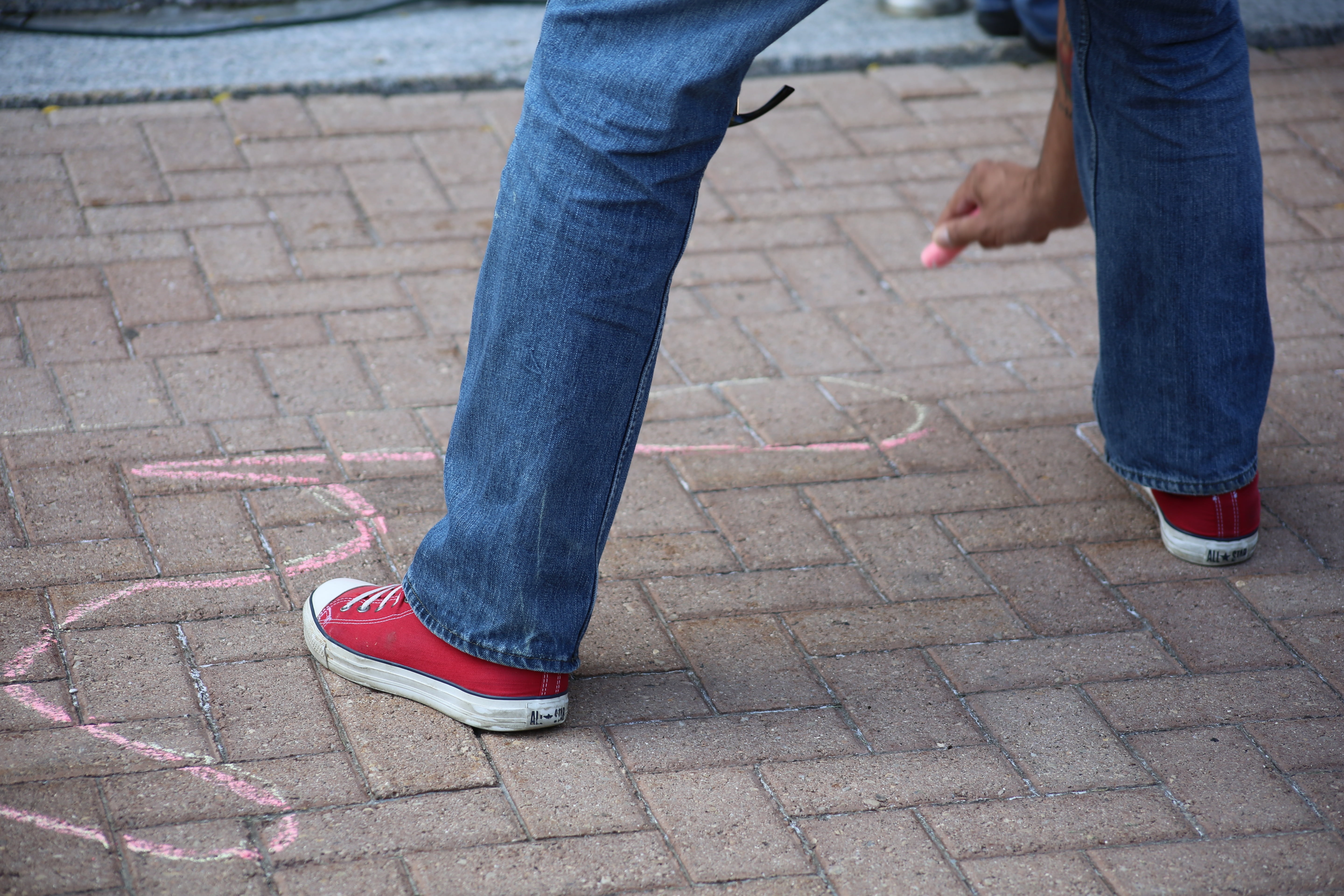 csi, crime, policing, chalk, dead, human leg, footpath, day, drawing, two people, human limb, protective, forensics, person, sidewalk, evidence, low section, HD Wallpaper