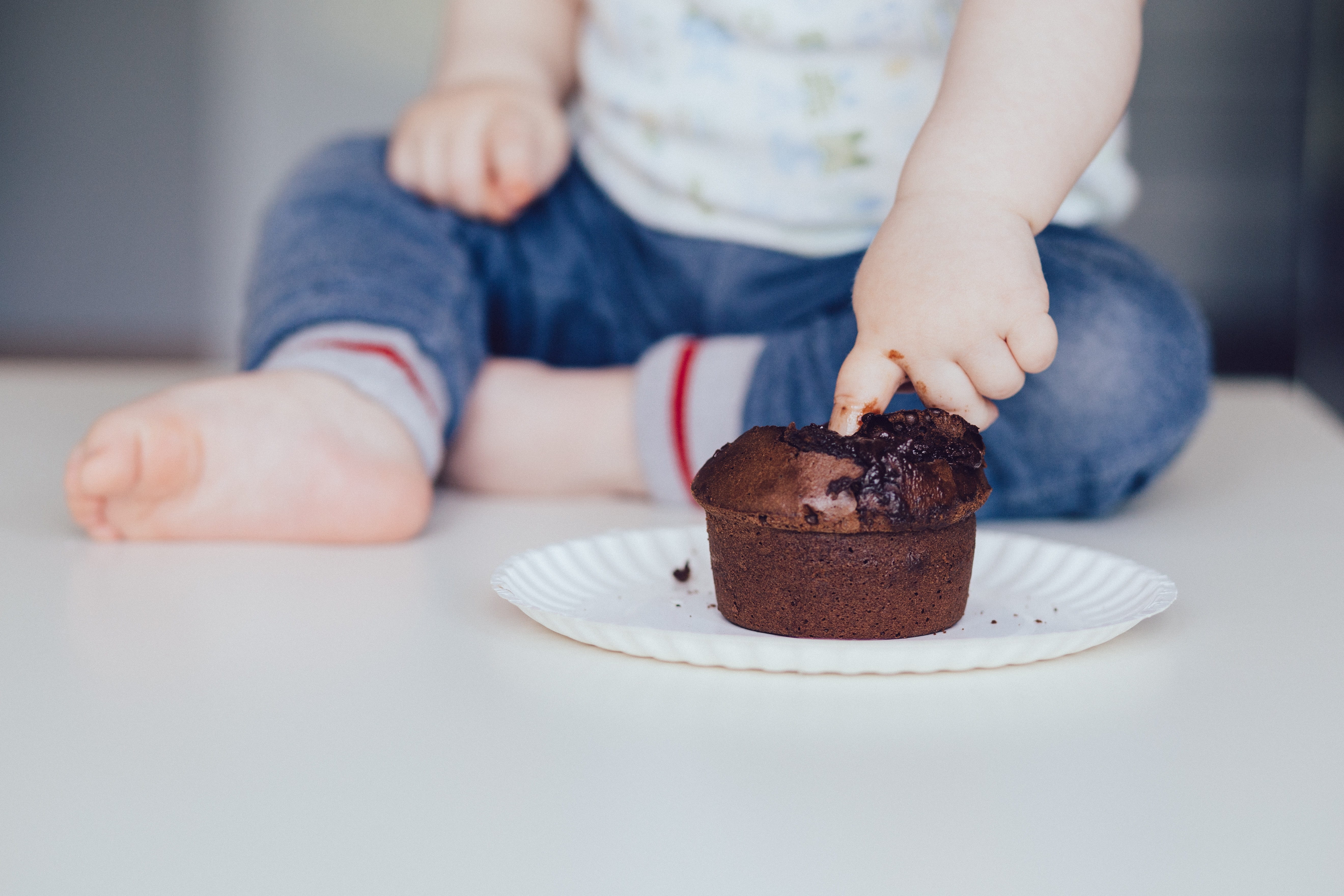 chocolate cake, old, finger, kid, 5K, putting, indoors, sweet food, feet, dessert, baked, healthy, innocence, muffin, people, cupcake, food, toddler, chocolate, HD Wallpaper
