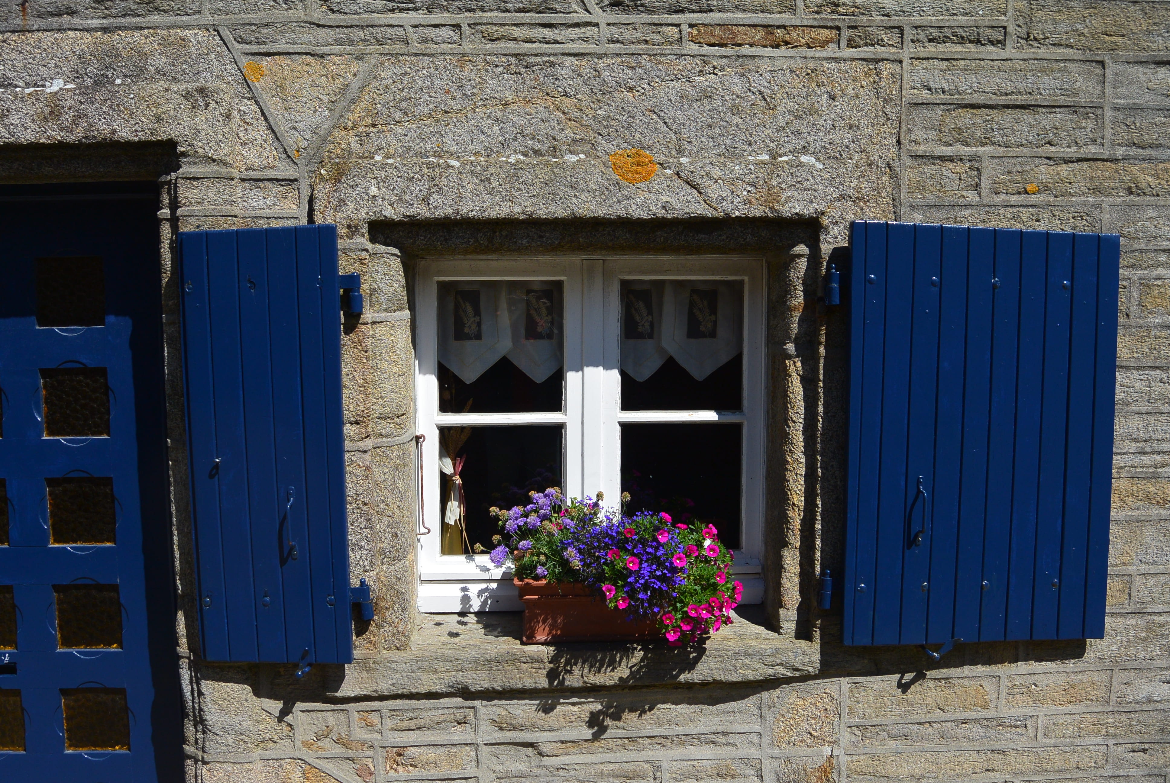 sunlight, no people, france, outdoors, architecture, door, 4K, building exterior, le conquet, window, residential district, day, nature, built structure, HD Wallpaper