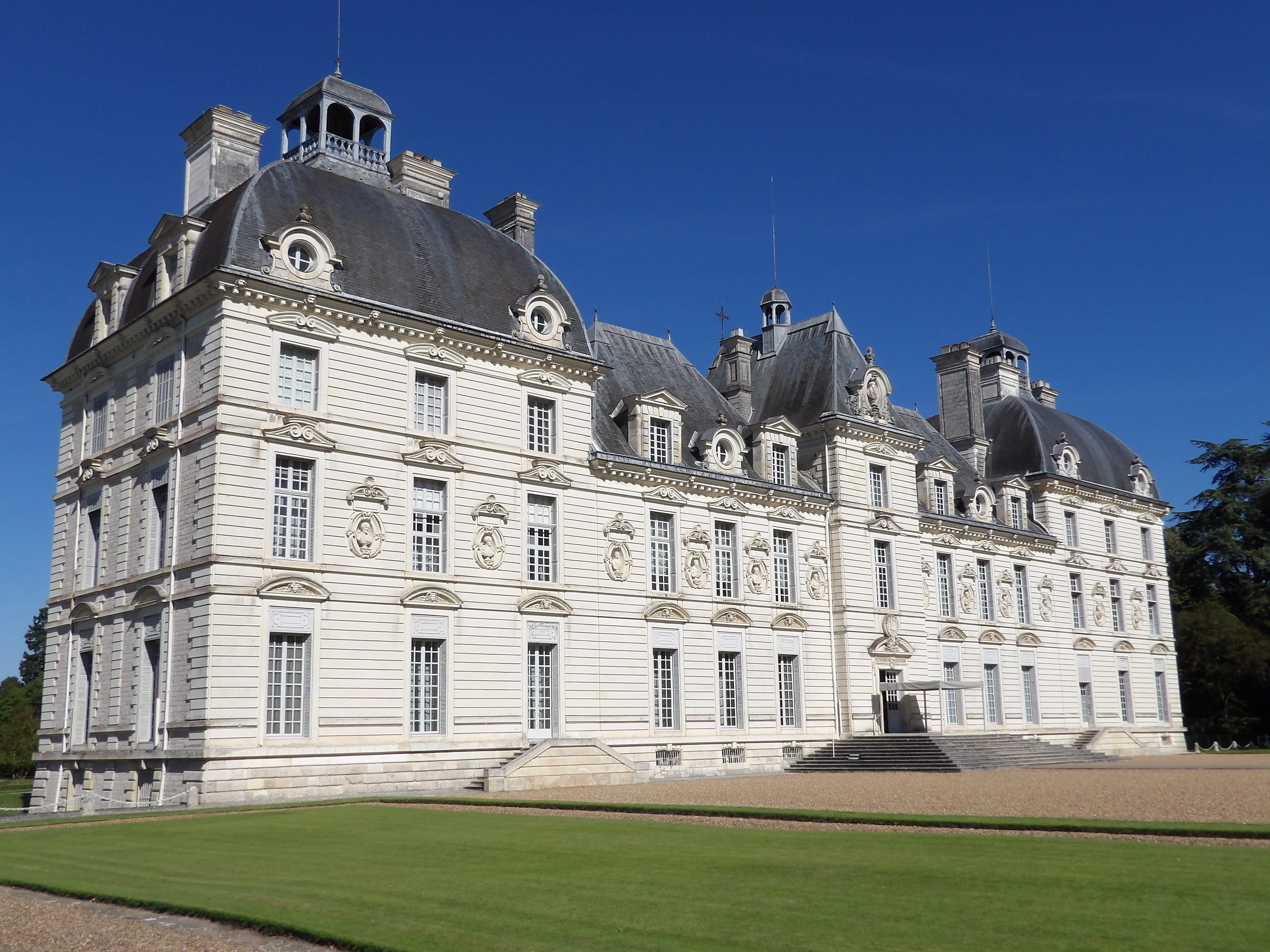 building Exterior, window, château de la loire, sky, france, city, nature, lawn, grass, history, travel destinations, Cheverny, low angle view, built Structure, HD Wallpaper