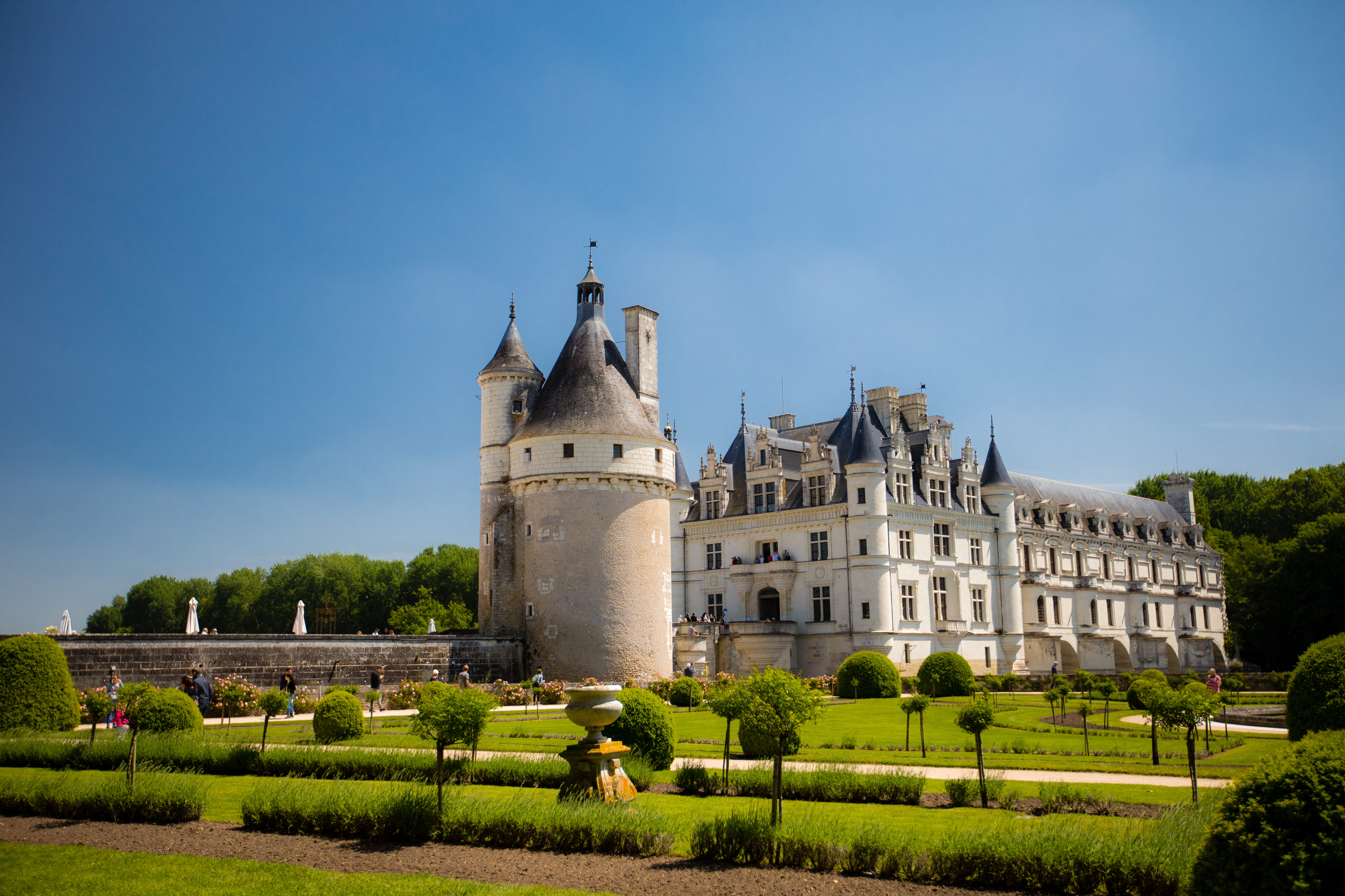château de chenonceau, loire chateaux, green, building exterior, gardens, built structure, sky, chenonceau, architecture, housing, plants, 5K, day, palace, HD Wallpaper