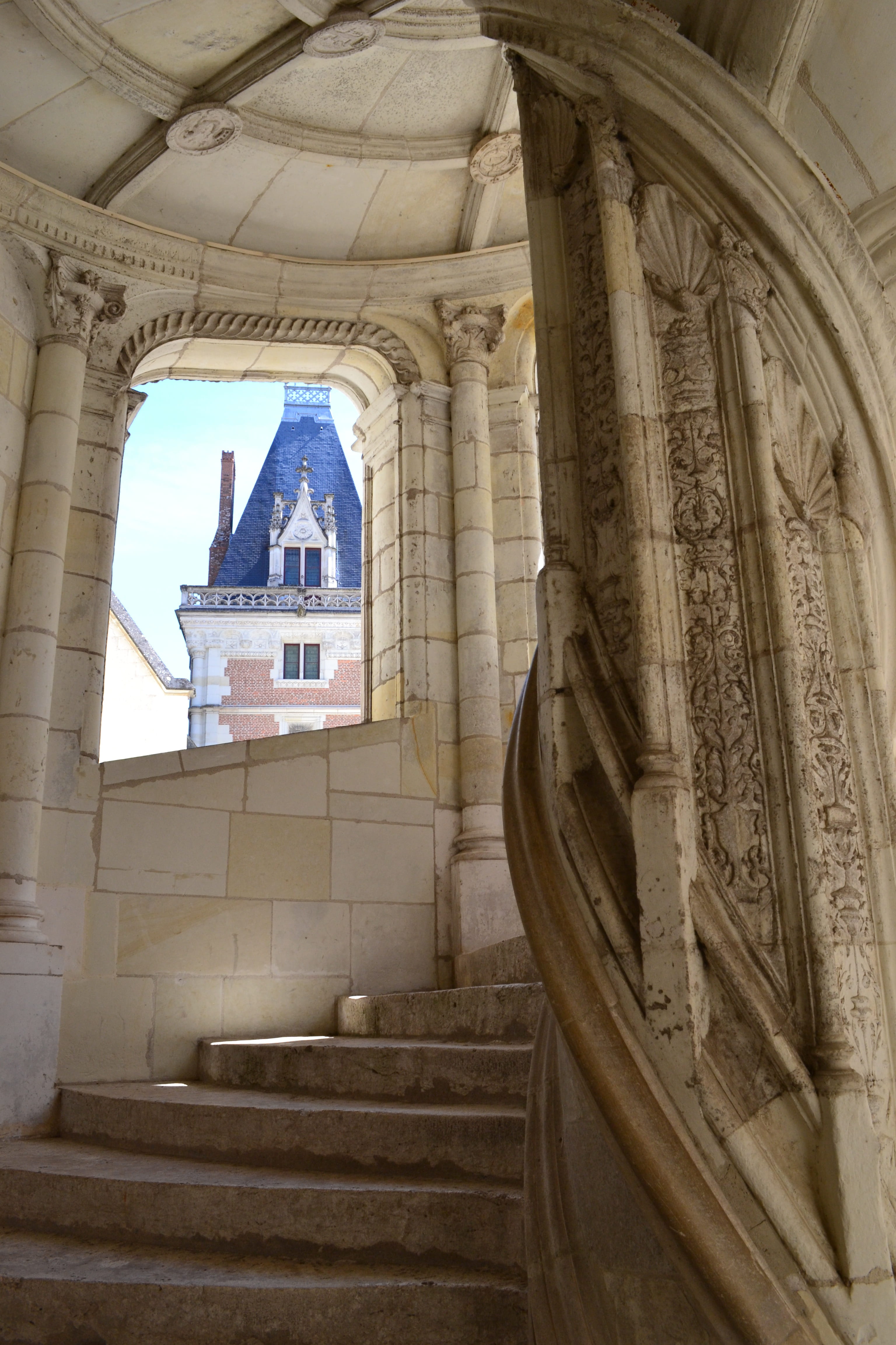 staircase, low angle view, architectural column, built structure, building, spirituality, craft, royal castle, architecture, day, religion, belief, châteaux de la loire, Phone HD Wallpaper