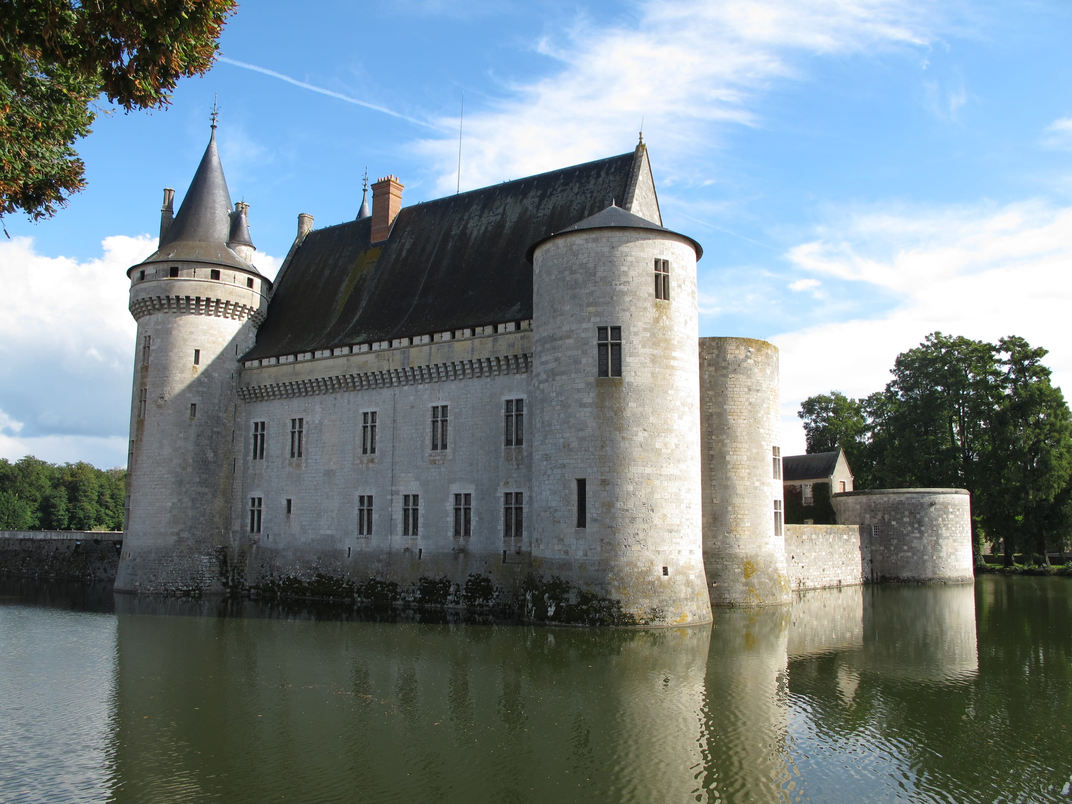 reflection, built structure, nature, building, travel destinations, history, ch, 2K, moated castle, castle in france, sky, spire, no people, day, water, HD Wallpaper