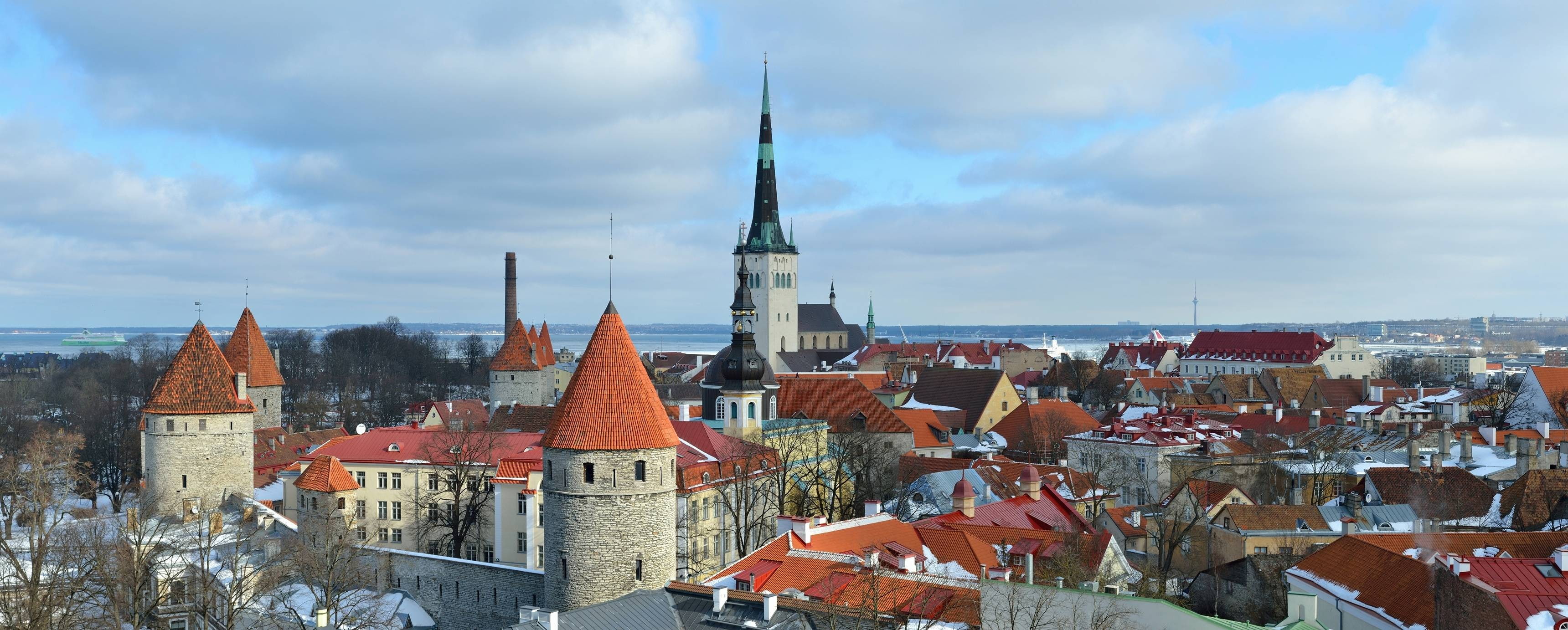 sky, winter, old building, roof, tall - high, cityscape, outdoors, built structure, Tallin, building exterior, nature, 2K, townscape, crowd, cloud - sky, HD Wallpaper