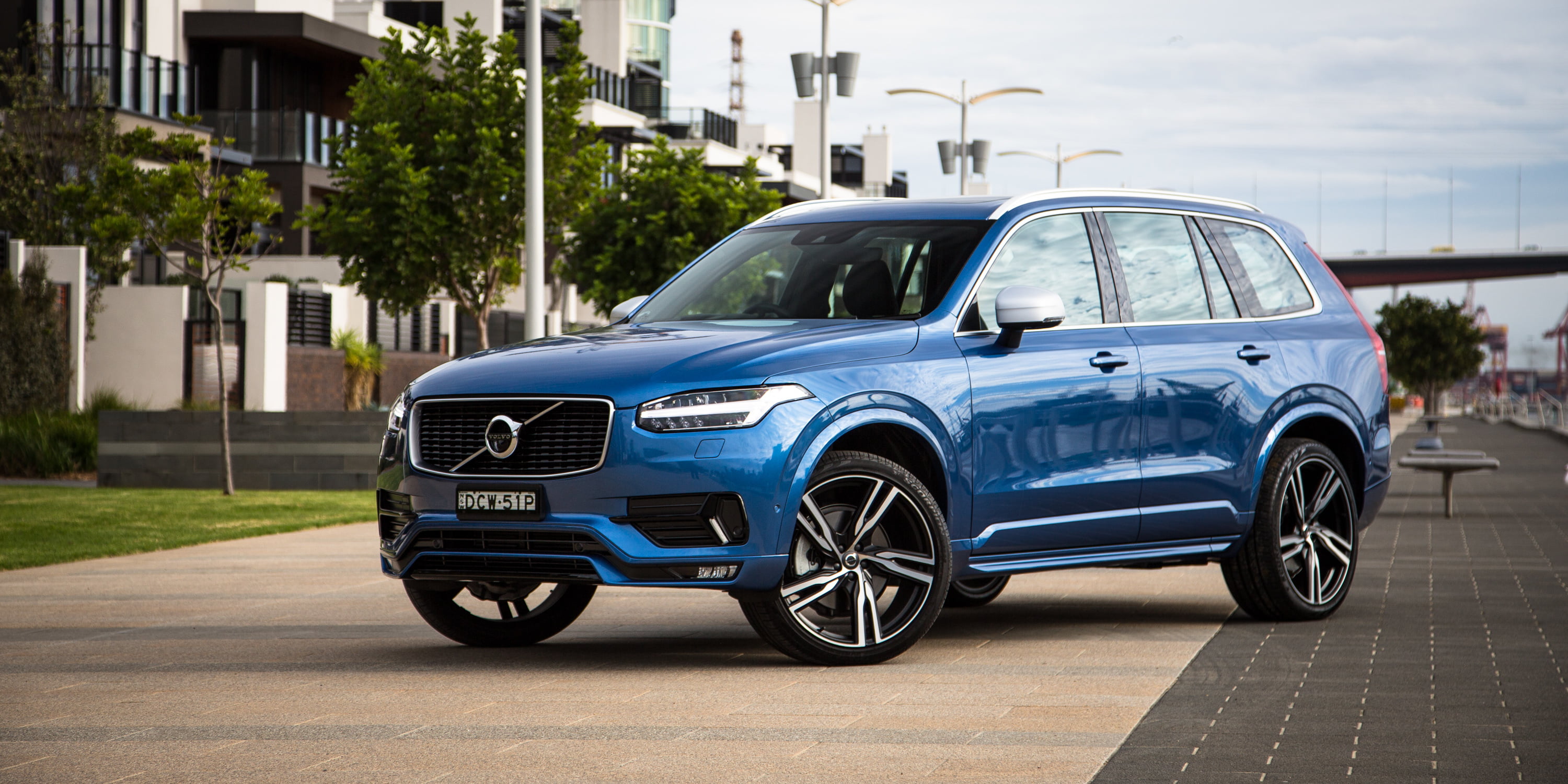 stationary, motor vehicle, building, city, retro styled, street, XC90, crossover, transportation, day, luxury, parking, mode of transportation, Volvo, built structure, HD Wallpaper
